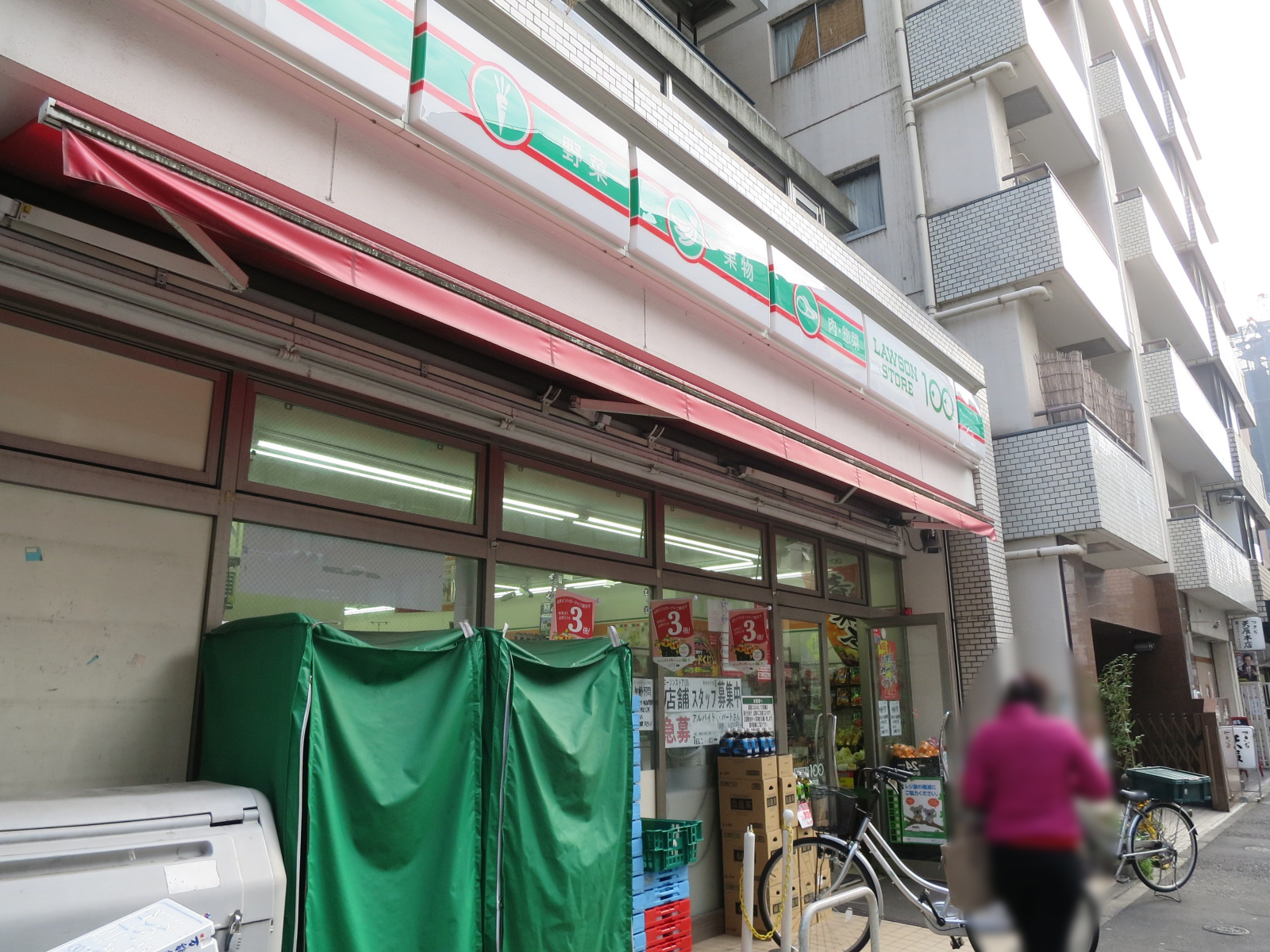 1階のローソンストア100築地七丁目店