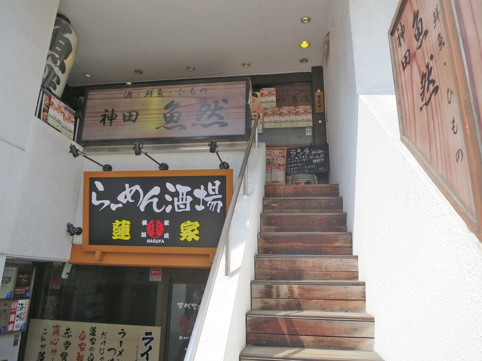 2階テナントへの階段