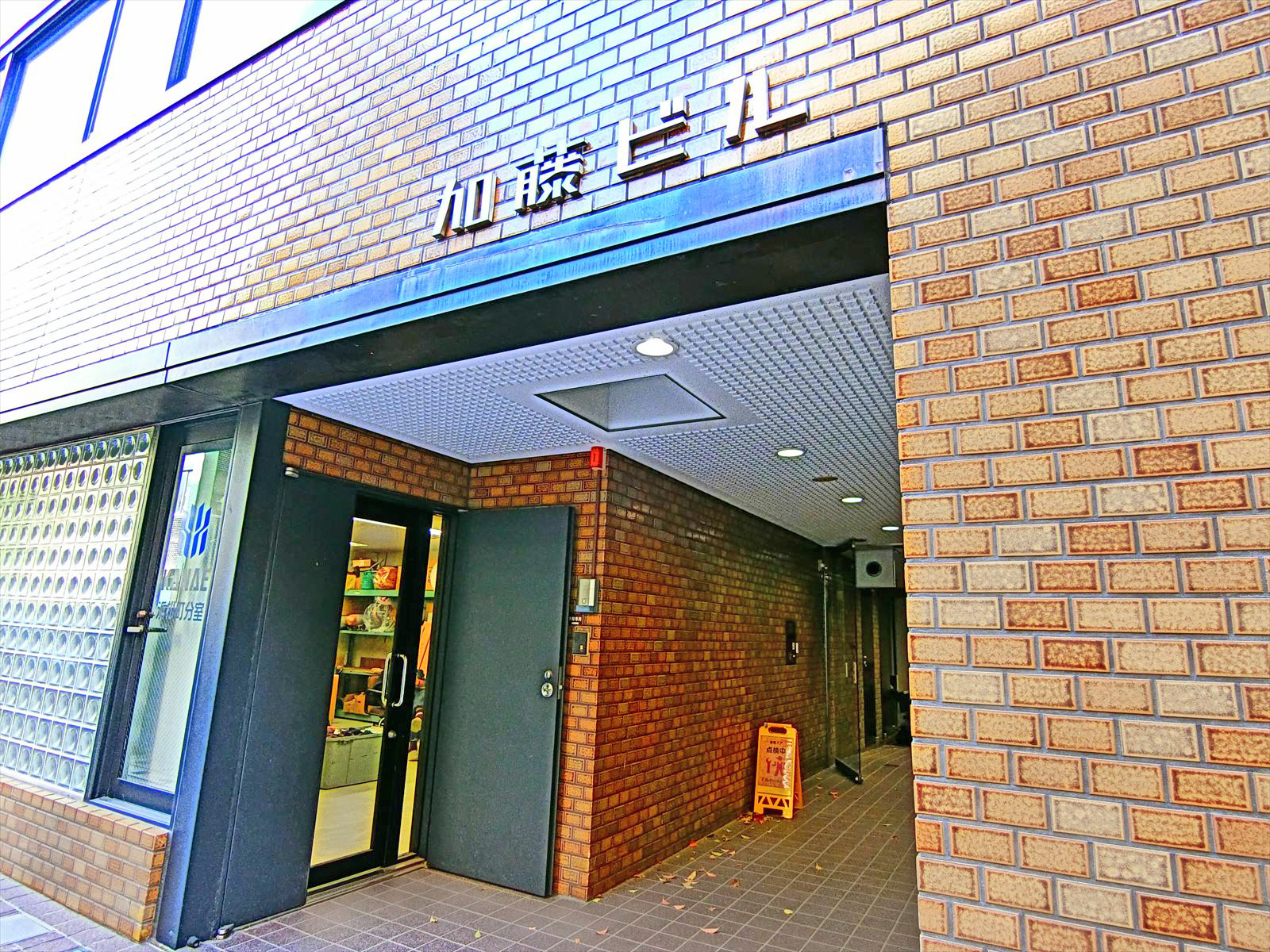 オフィスビル入口