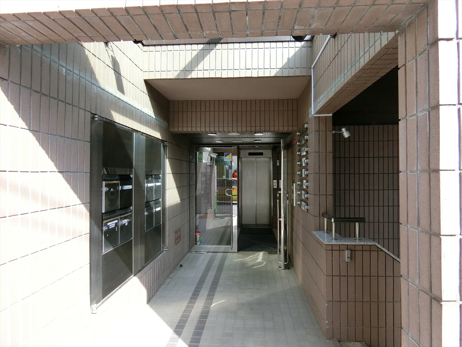 オフィスビル出入口