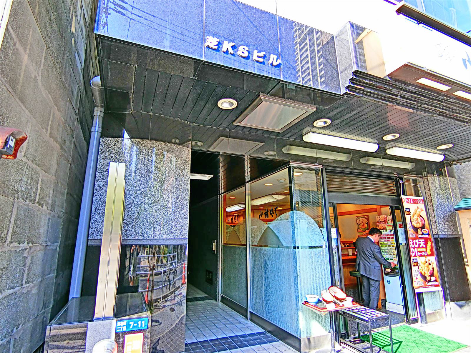 オフィスビル出入口