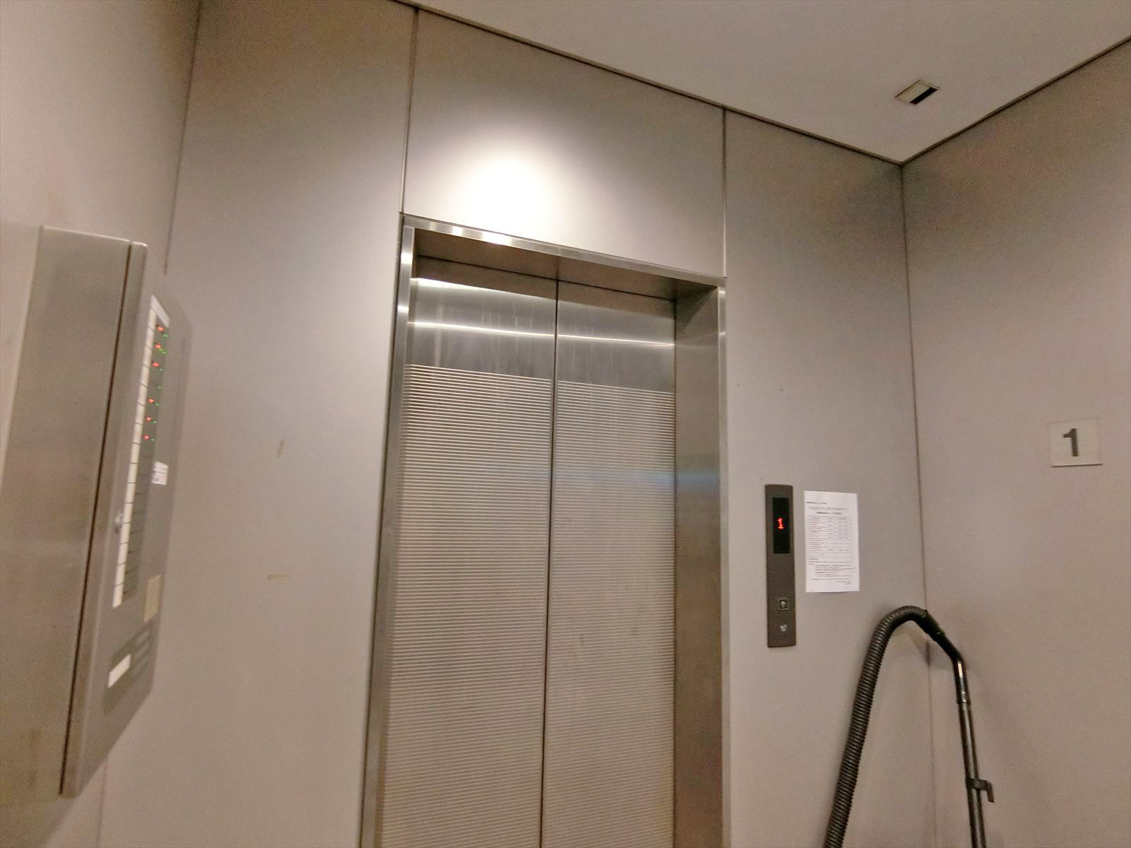 エレベーター1基