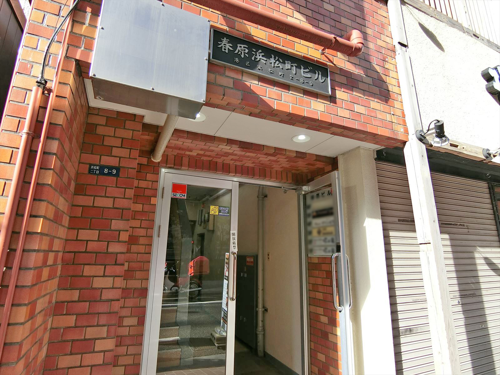 オフィスビル入口