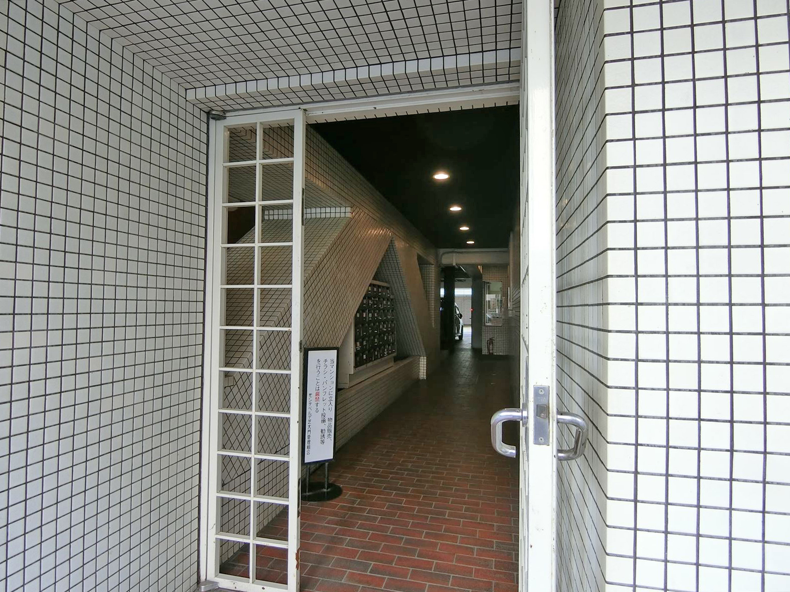オフィスビル入口