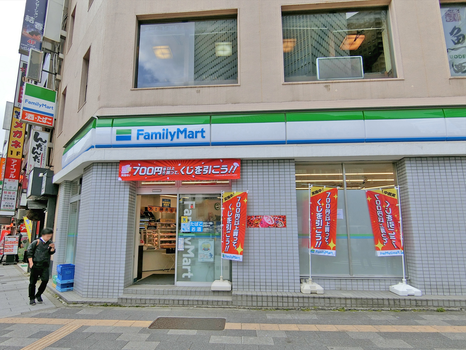 1階にあるファミリーマート