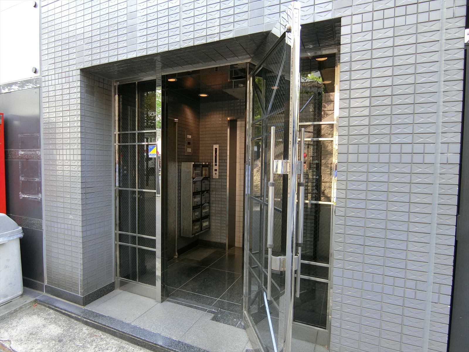 オフィスビル入口