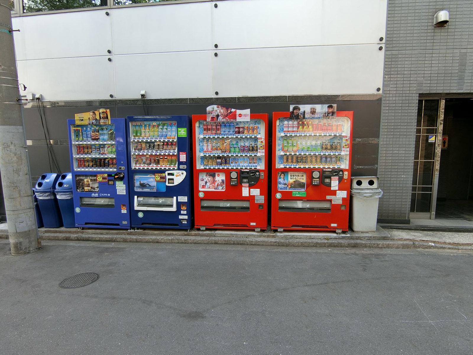 外に自動販売機設置