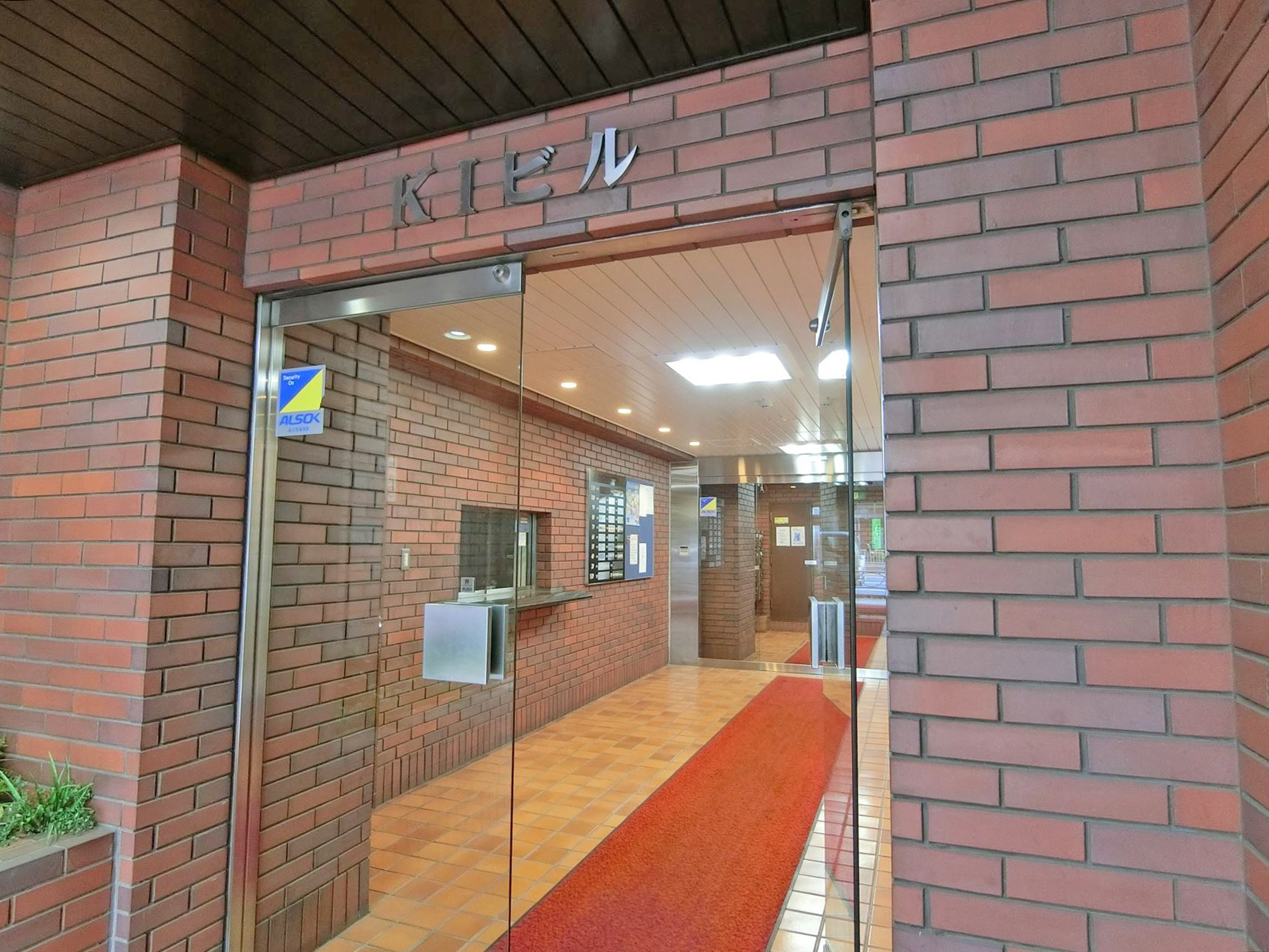 オフィスビル入口