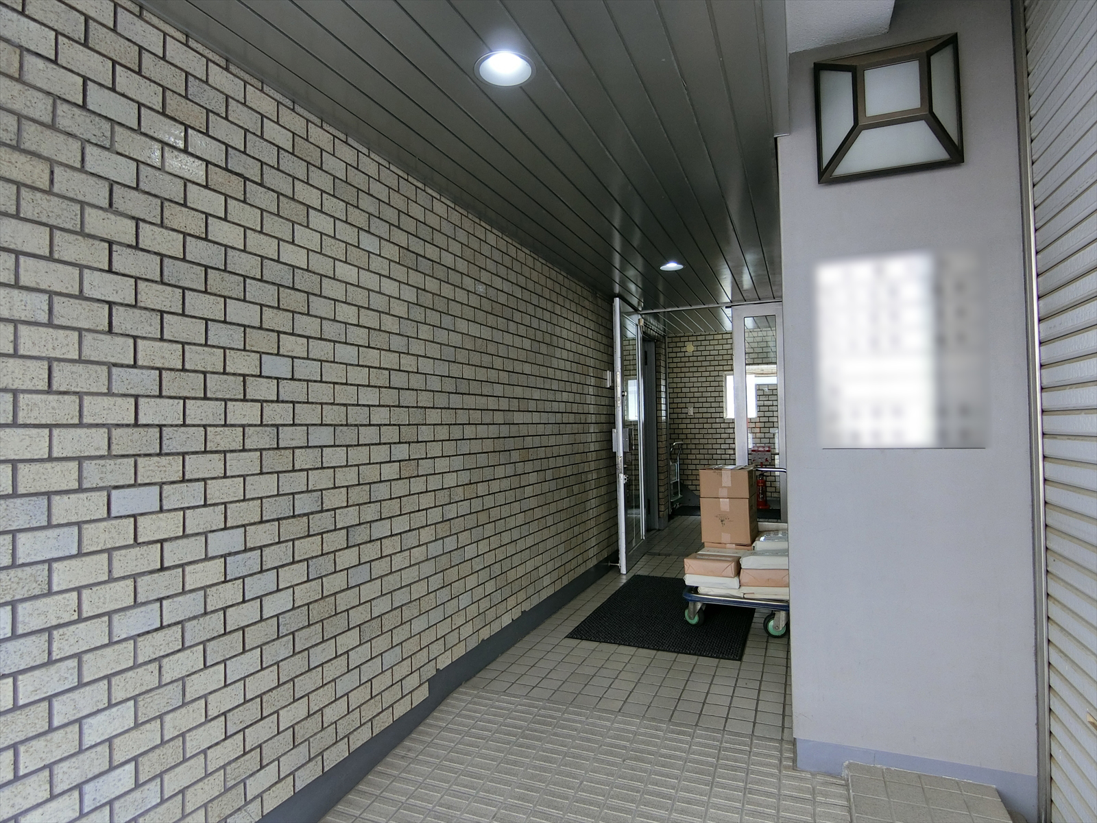 オフィスビル出入口