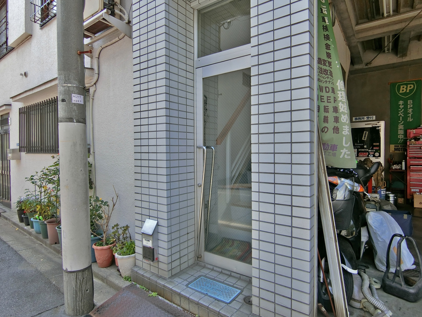 オフィスビル出入口