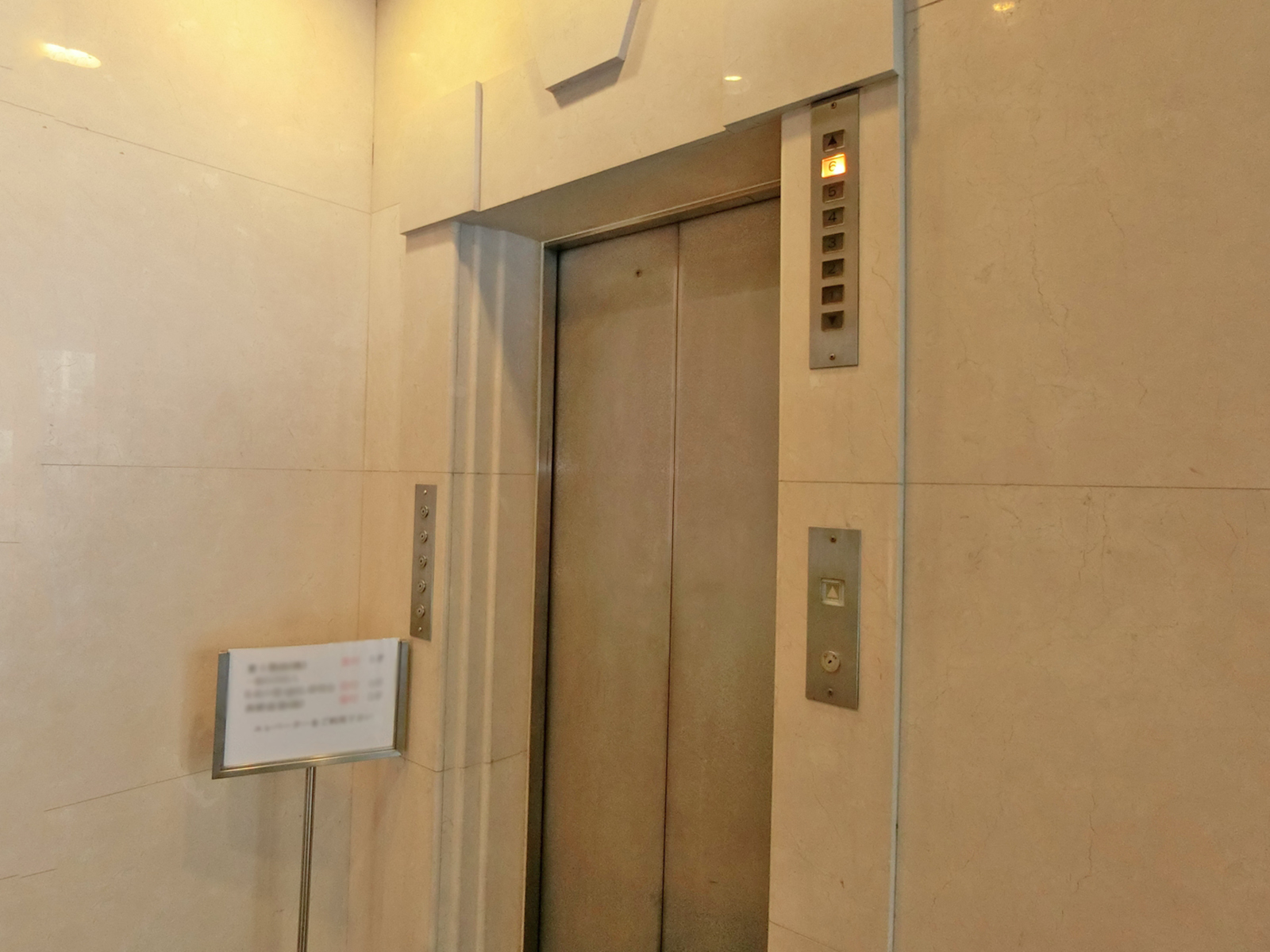 エレベーター1基