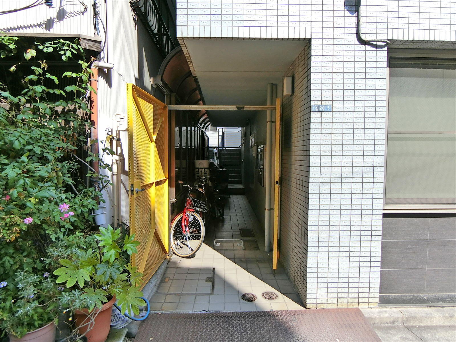オフィスビル出入口