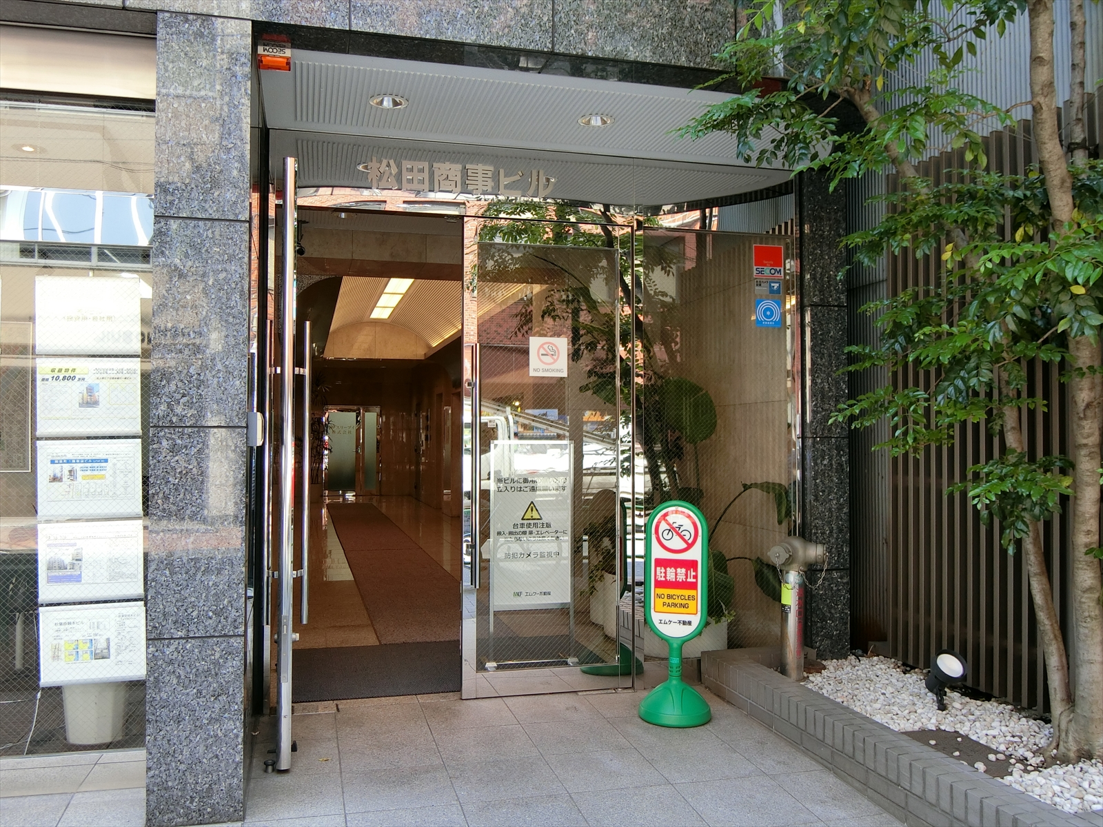 オフィスビル出入口