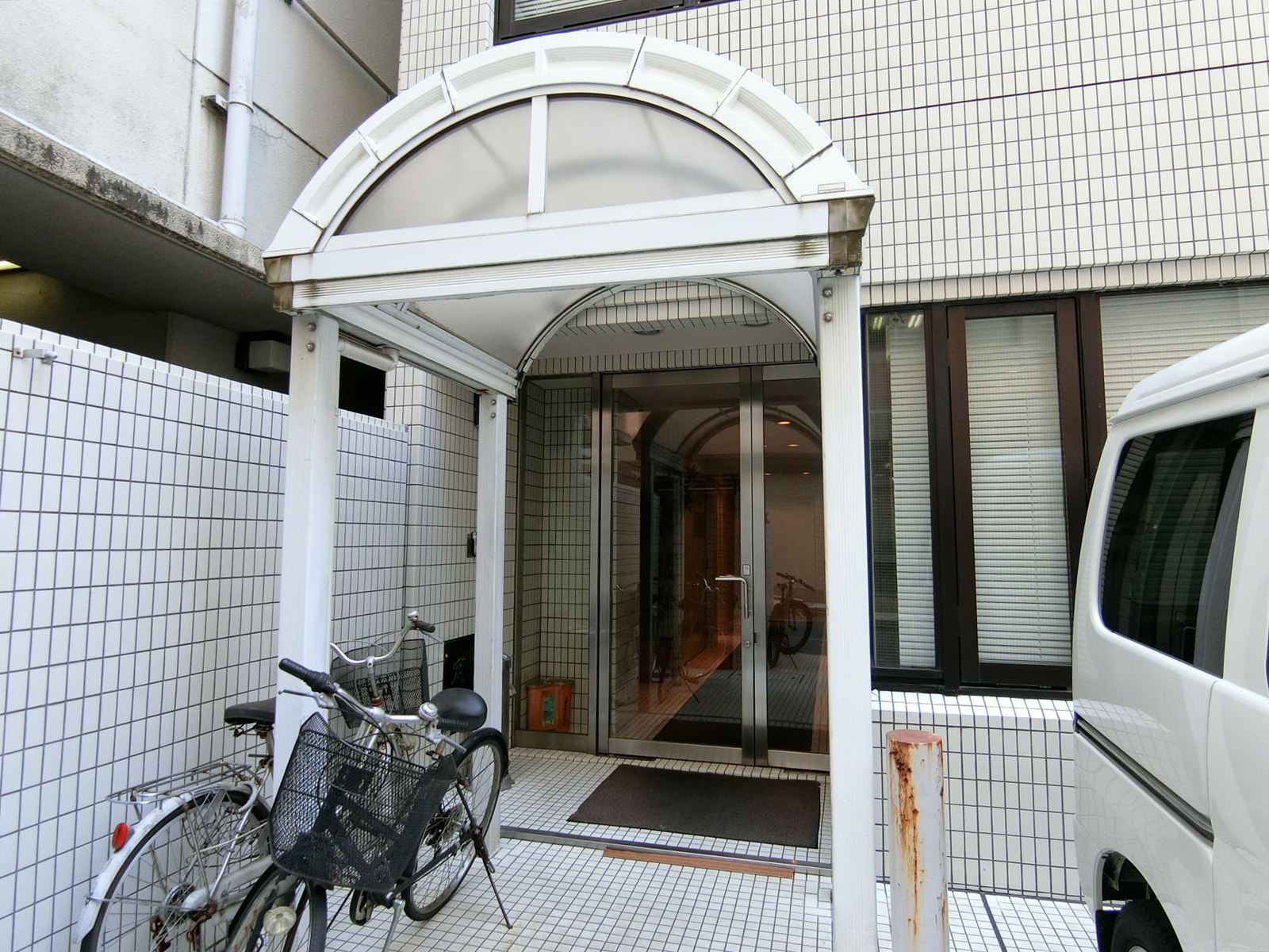 オフィスビル出入口