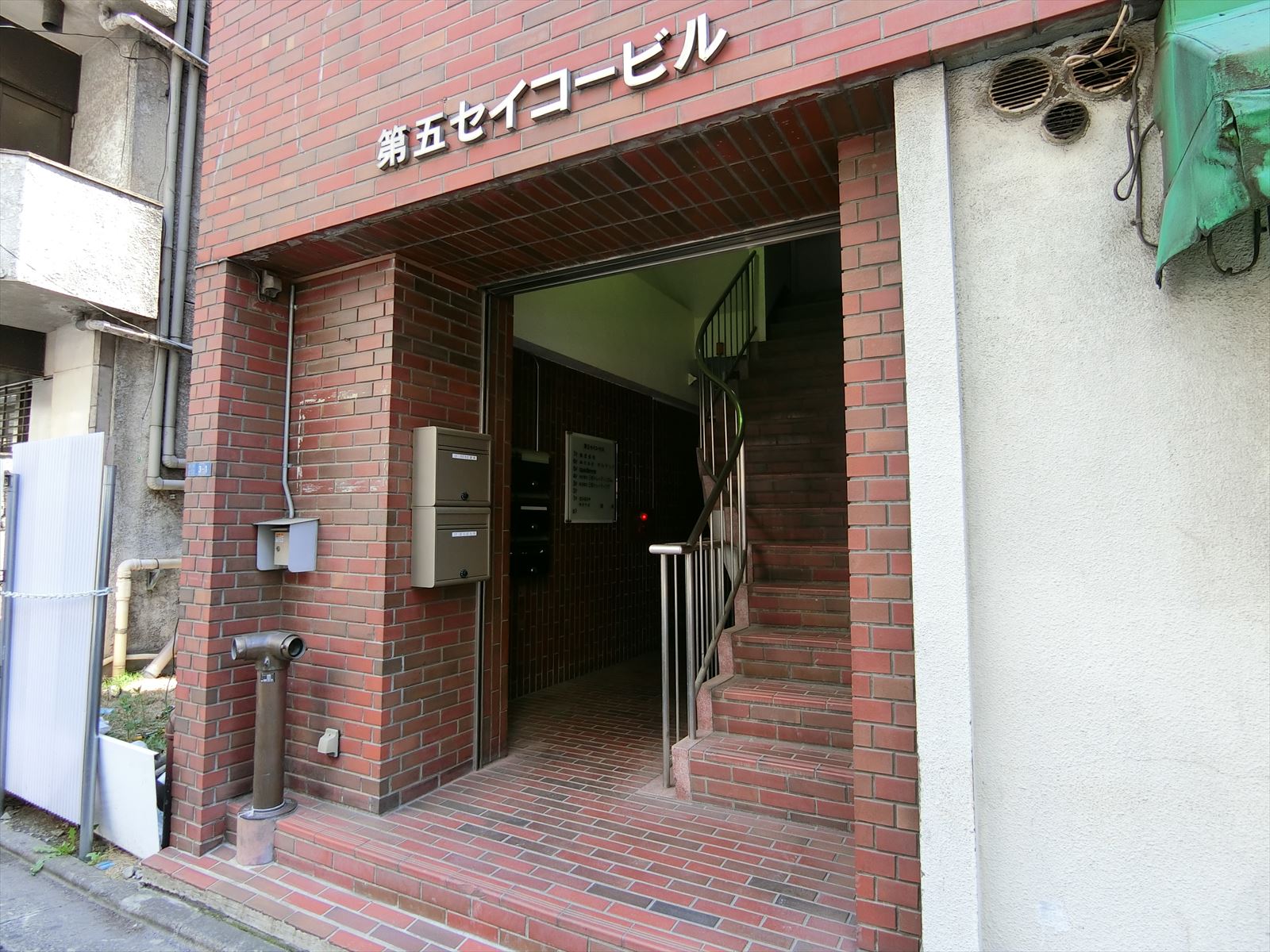 オフィスビル出入口