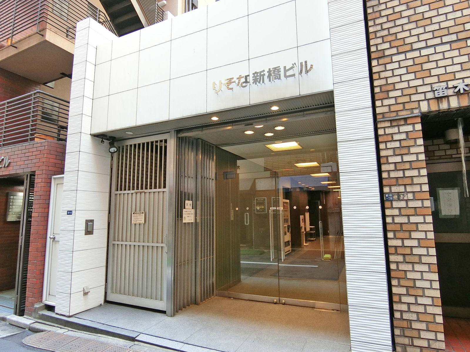 オフィスビル出入口