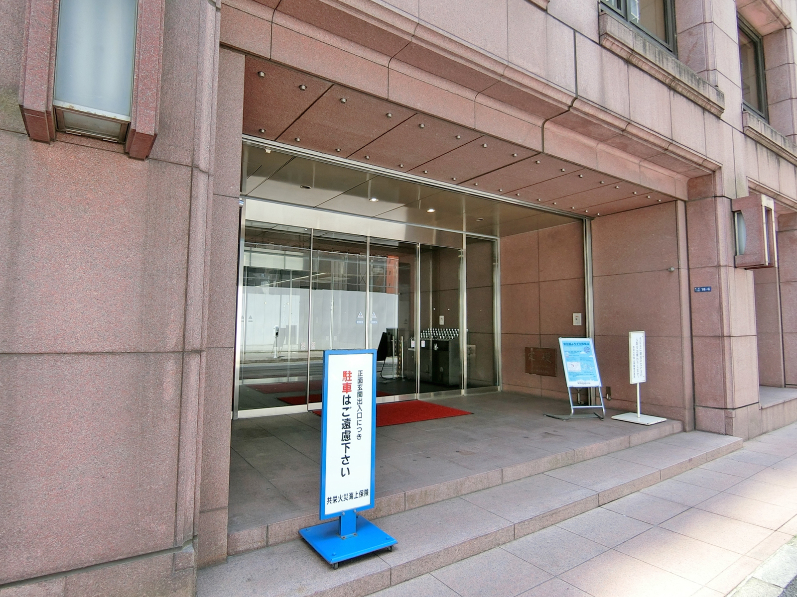 オフィスビルエントランス