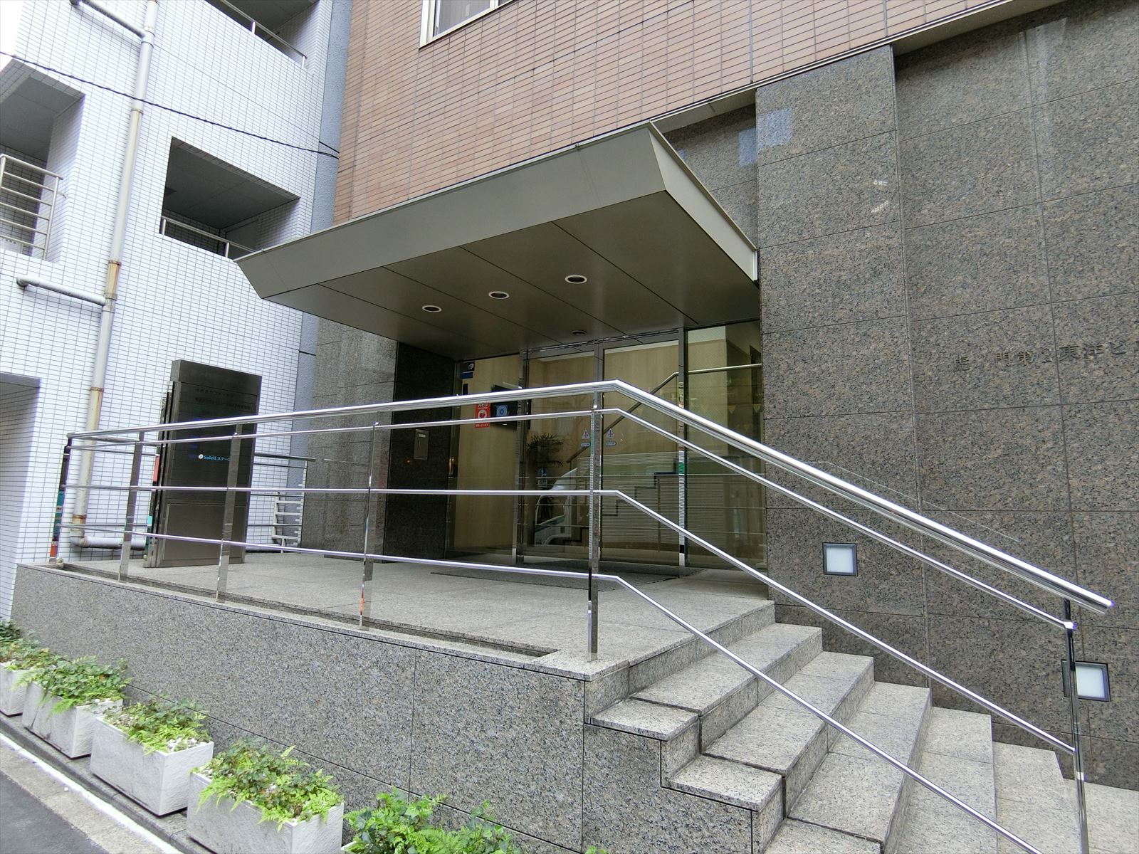 オフィスビル入口