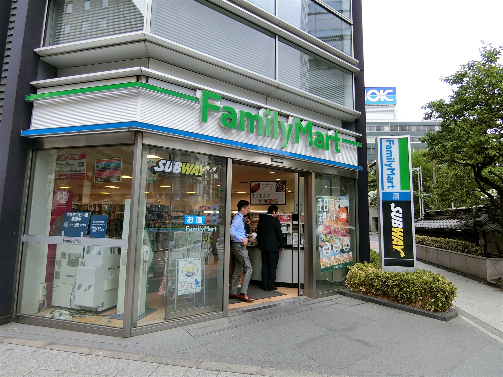 1階のファミリーマート芝大門店