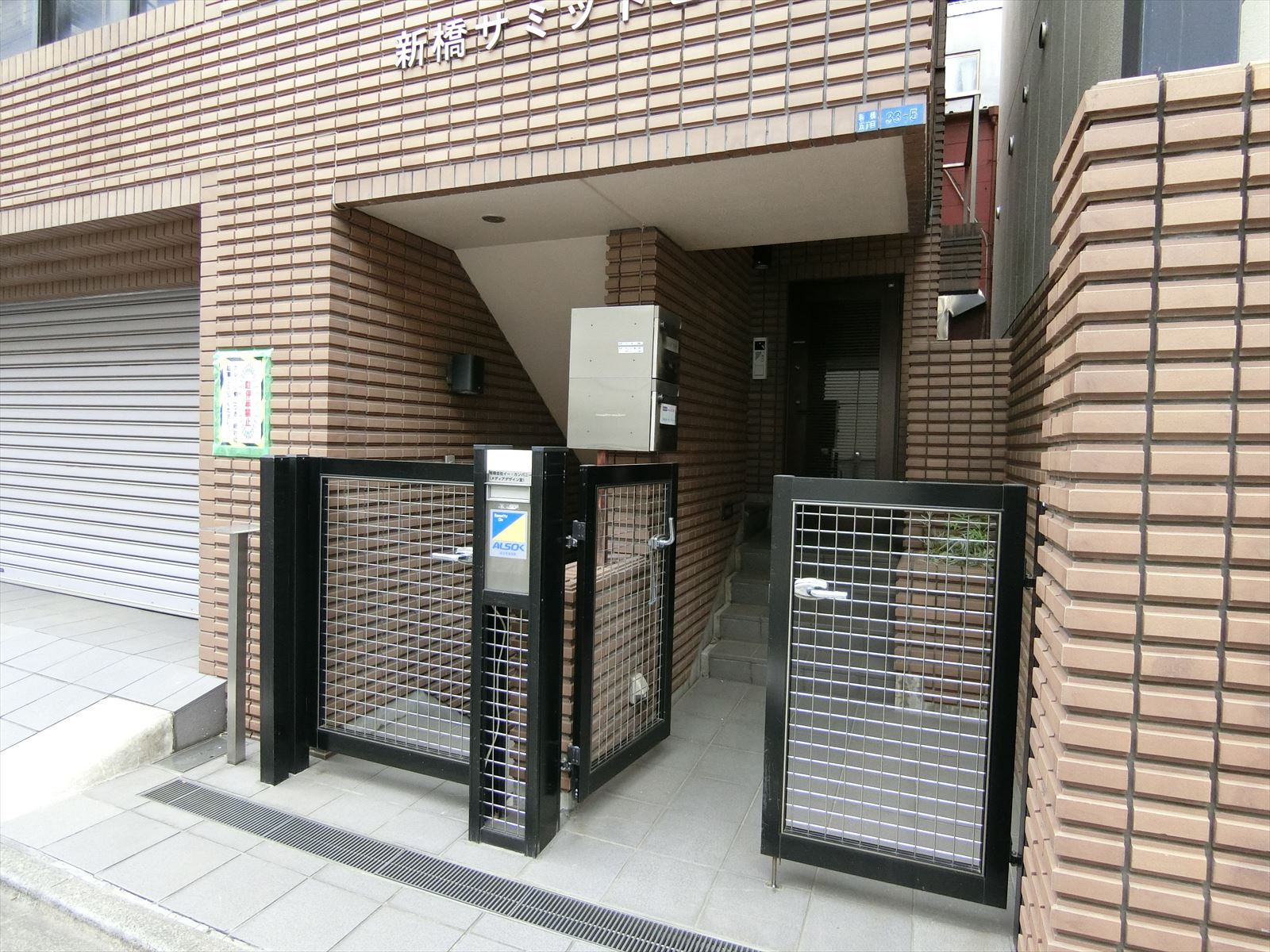オフィスビル出入口
