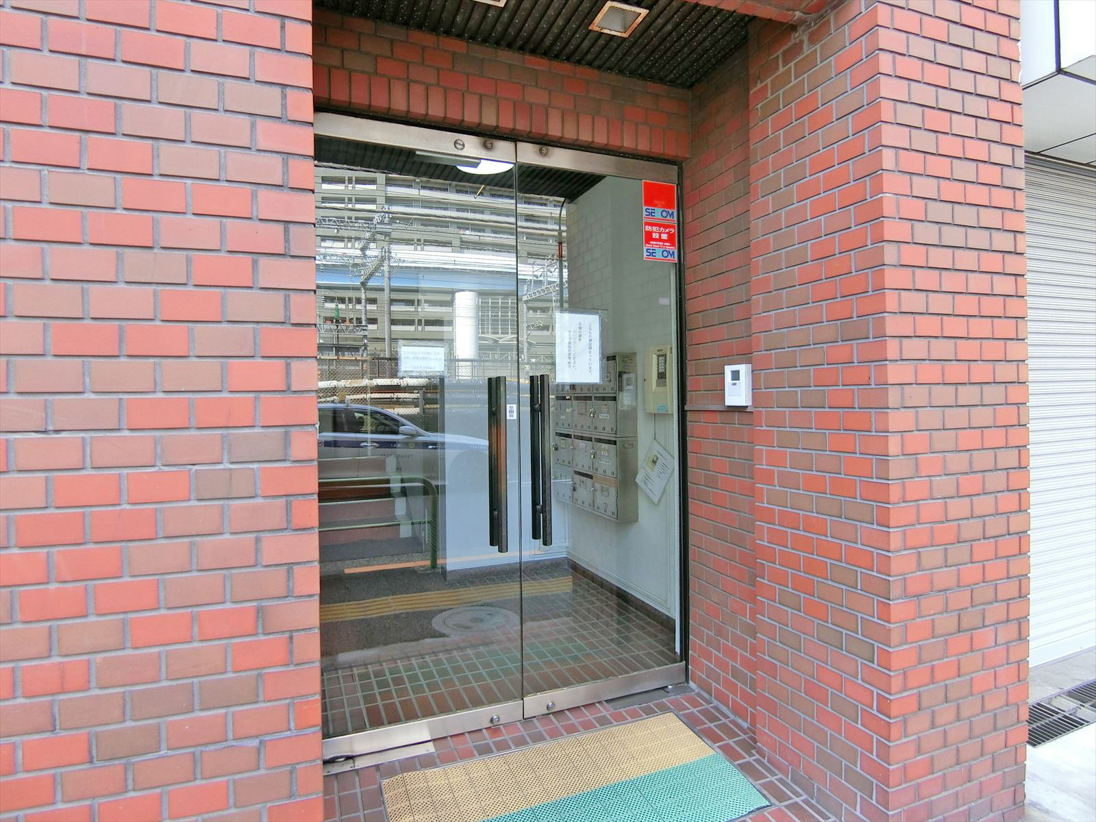 オフィスビル入口