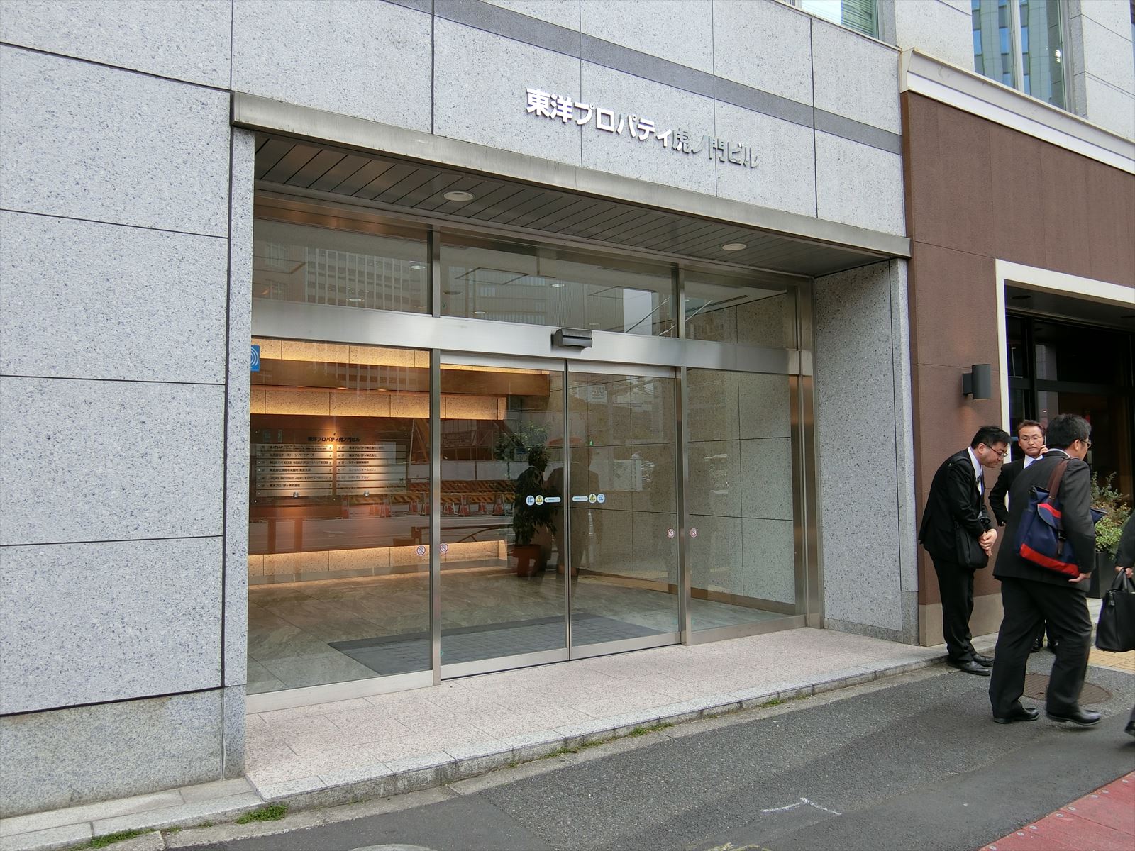 オフィスビル入口