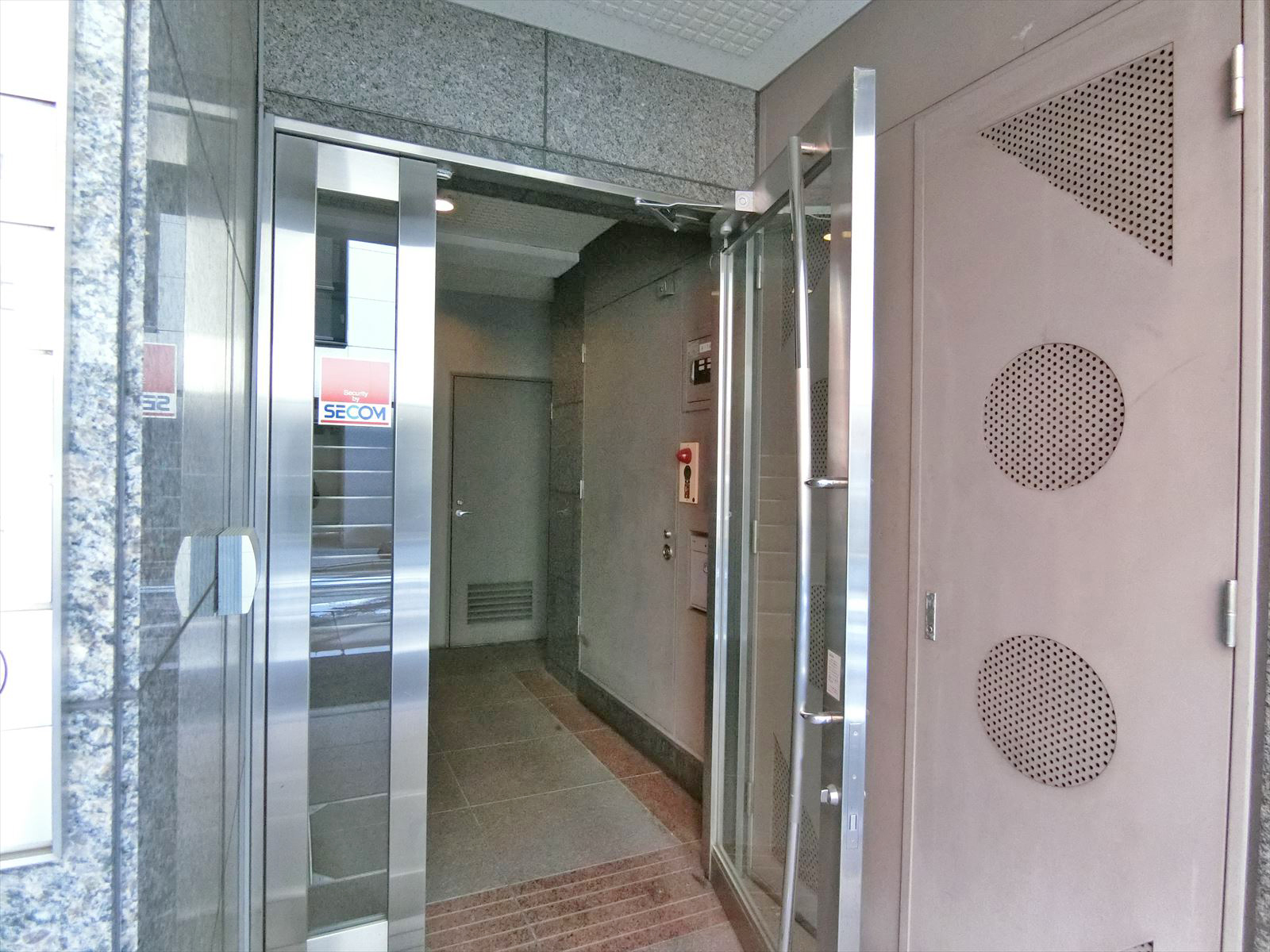 オフィスビル入口