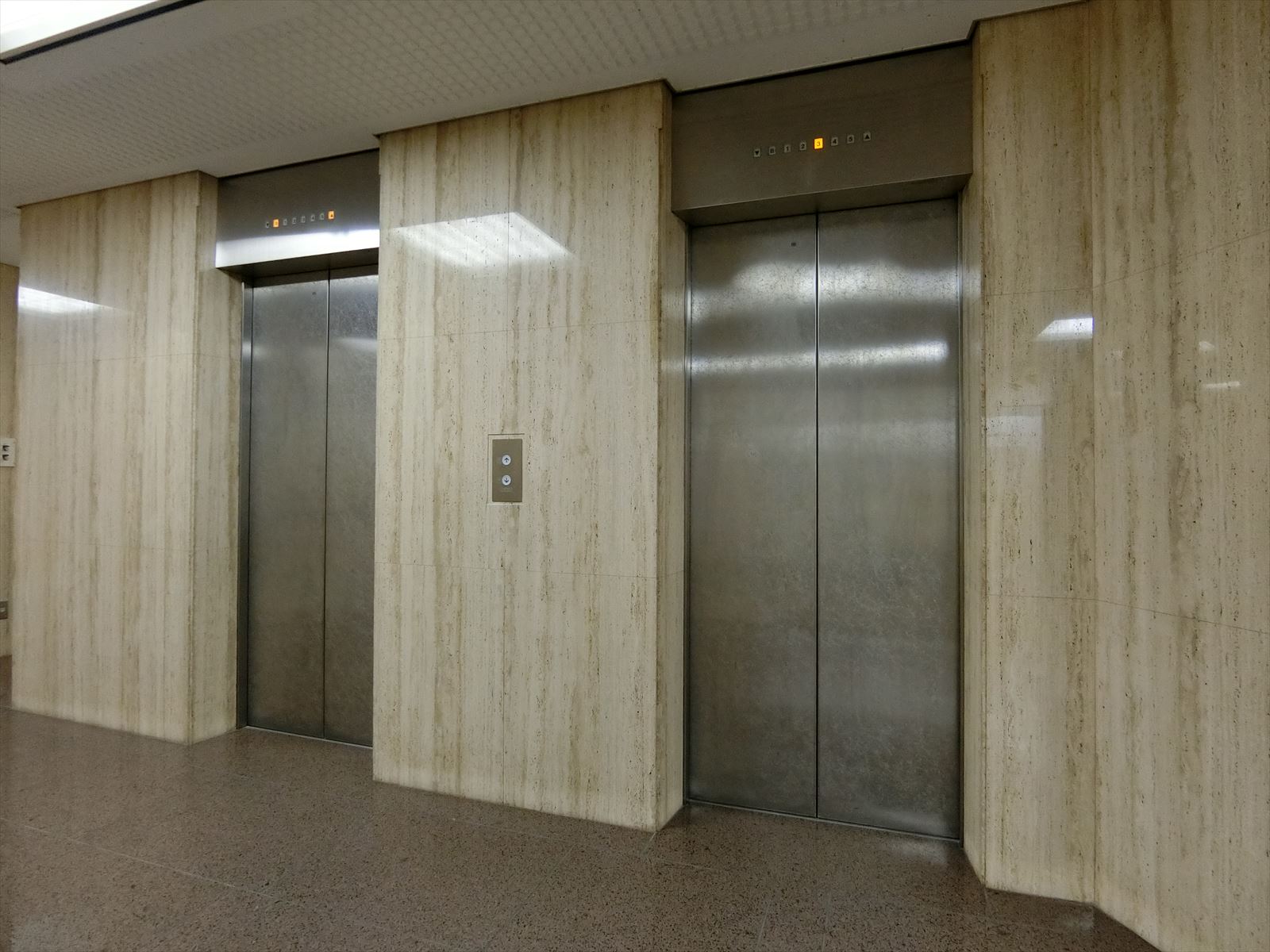 エレベーター(2基)