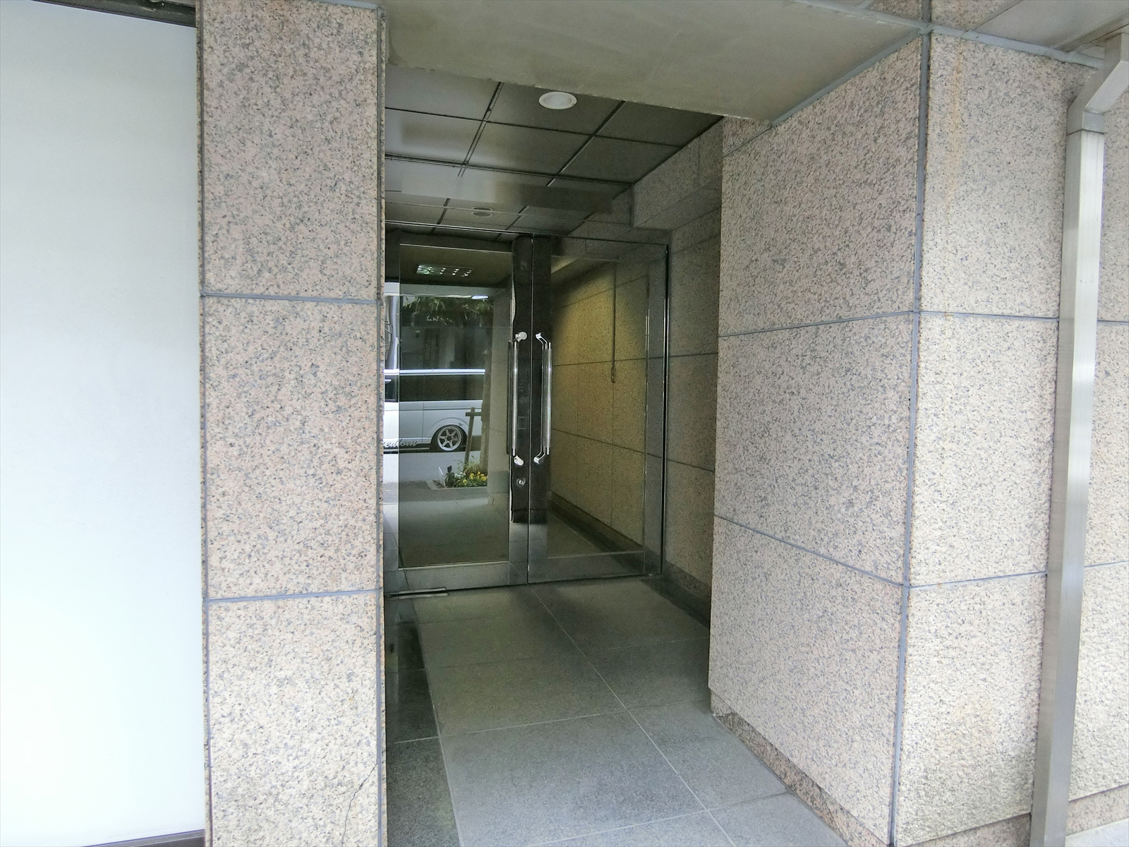 オフィスビル入口