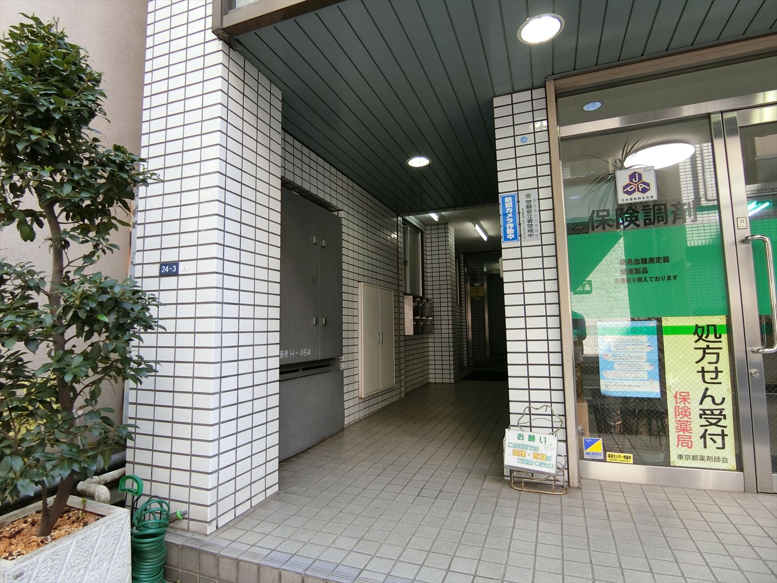 オフィスビル入口