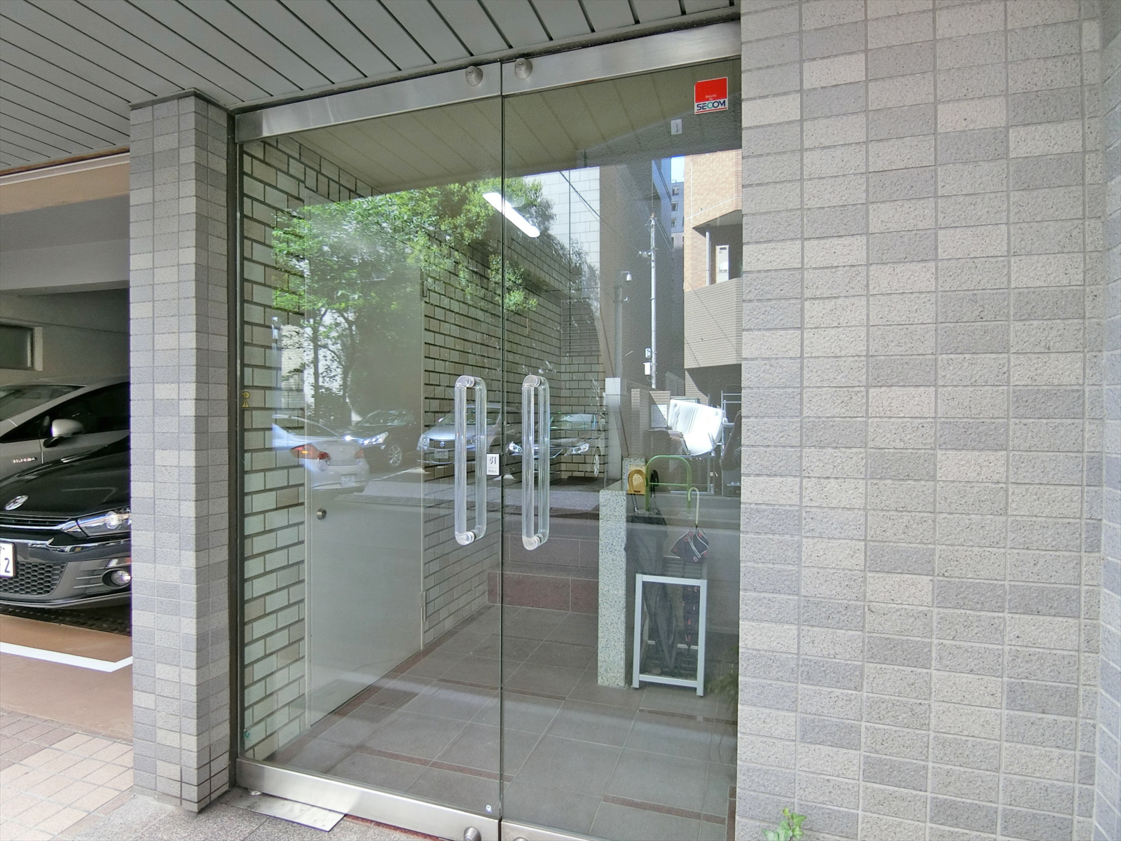 オフィスビル入口
