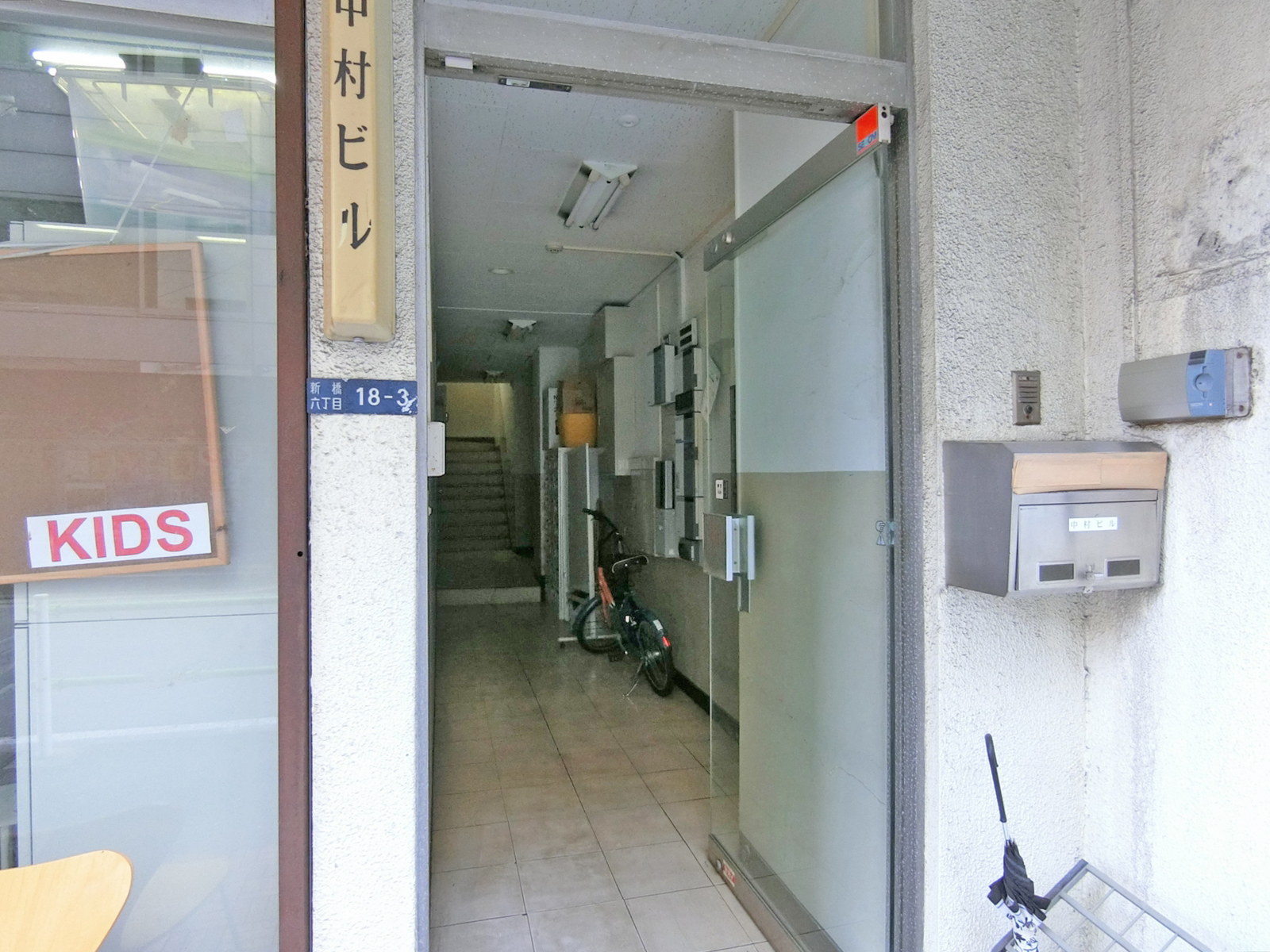 オフィスビル入口
