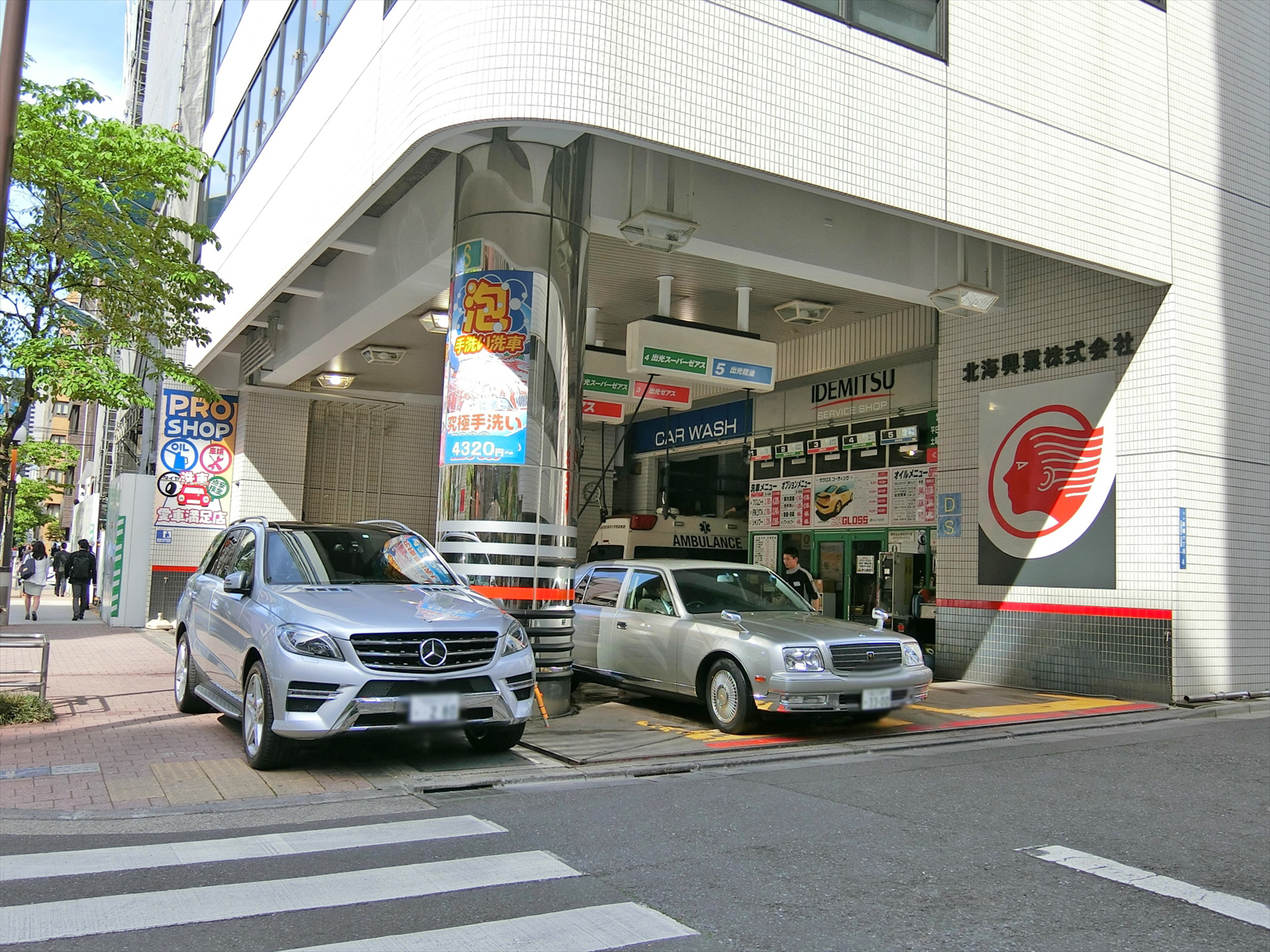 1階のガソリンスタンド