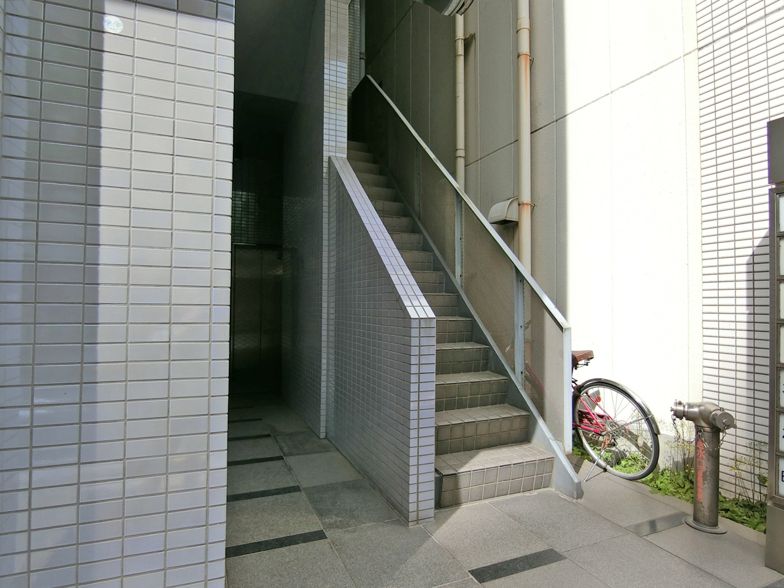 オフィスビル入口