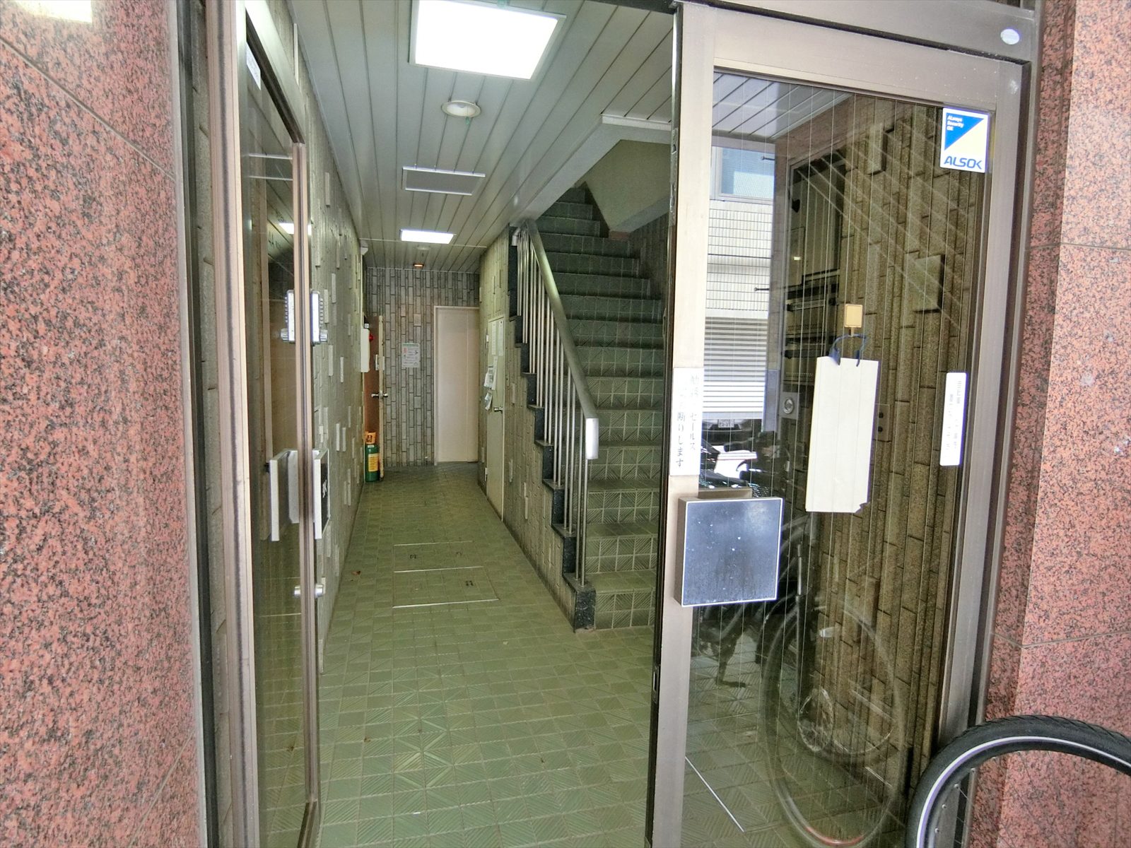 オフィスビル入口