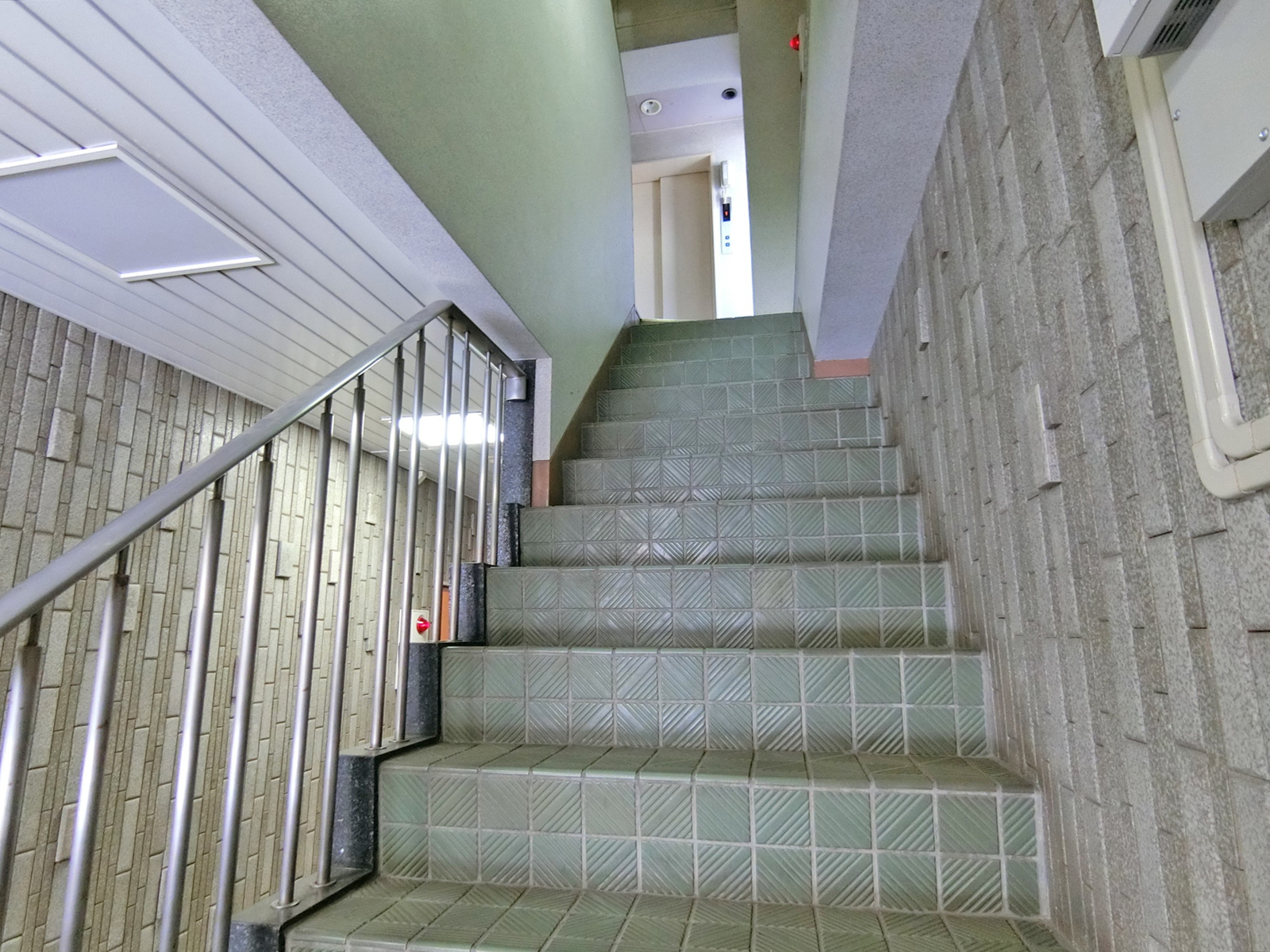 エレベーター前の階段