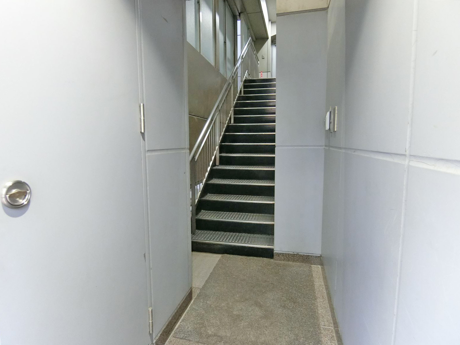 エレベーターへの階段