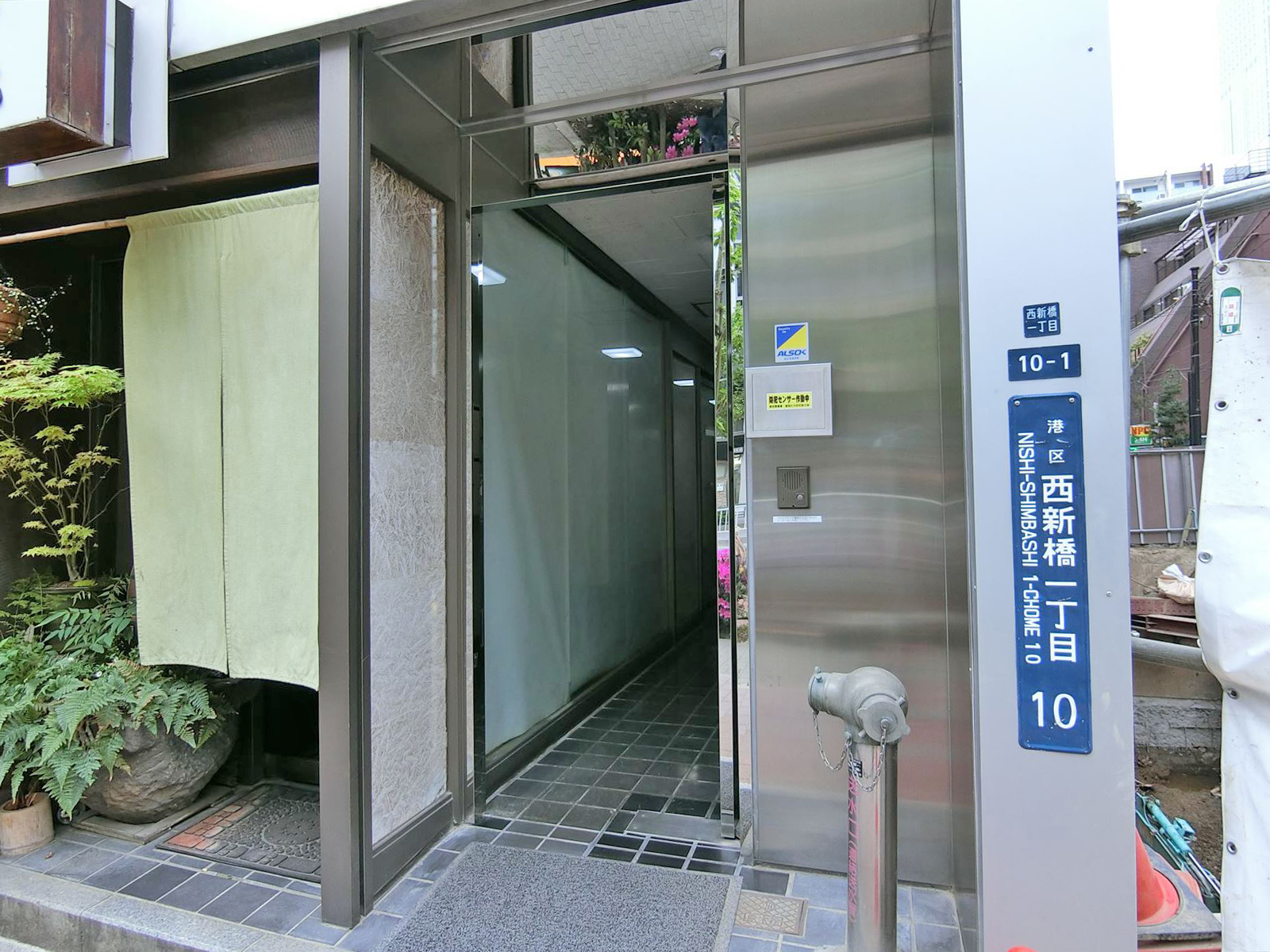 オフィスビル入口
