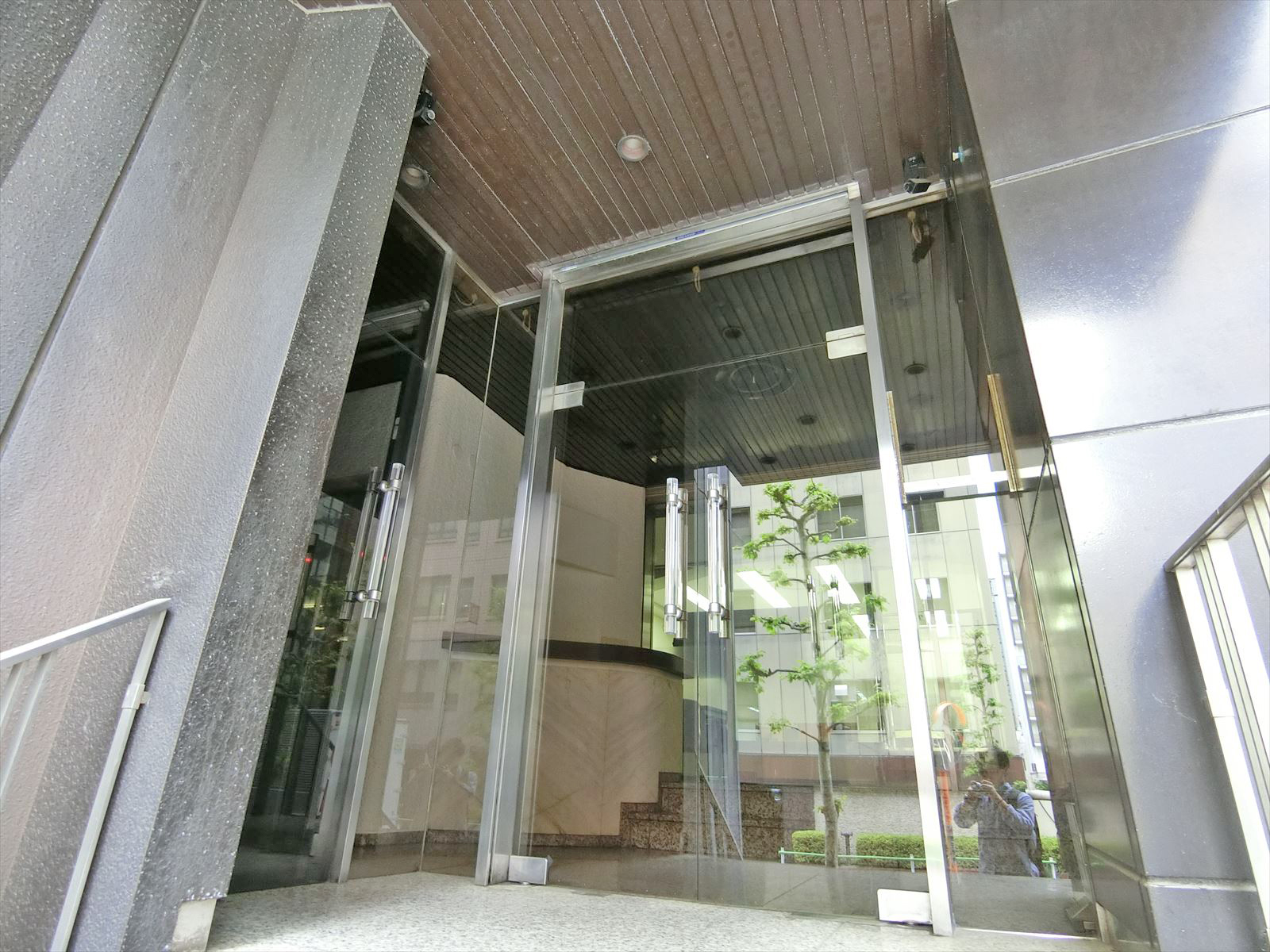 オフィスビル入口