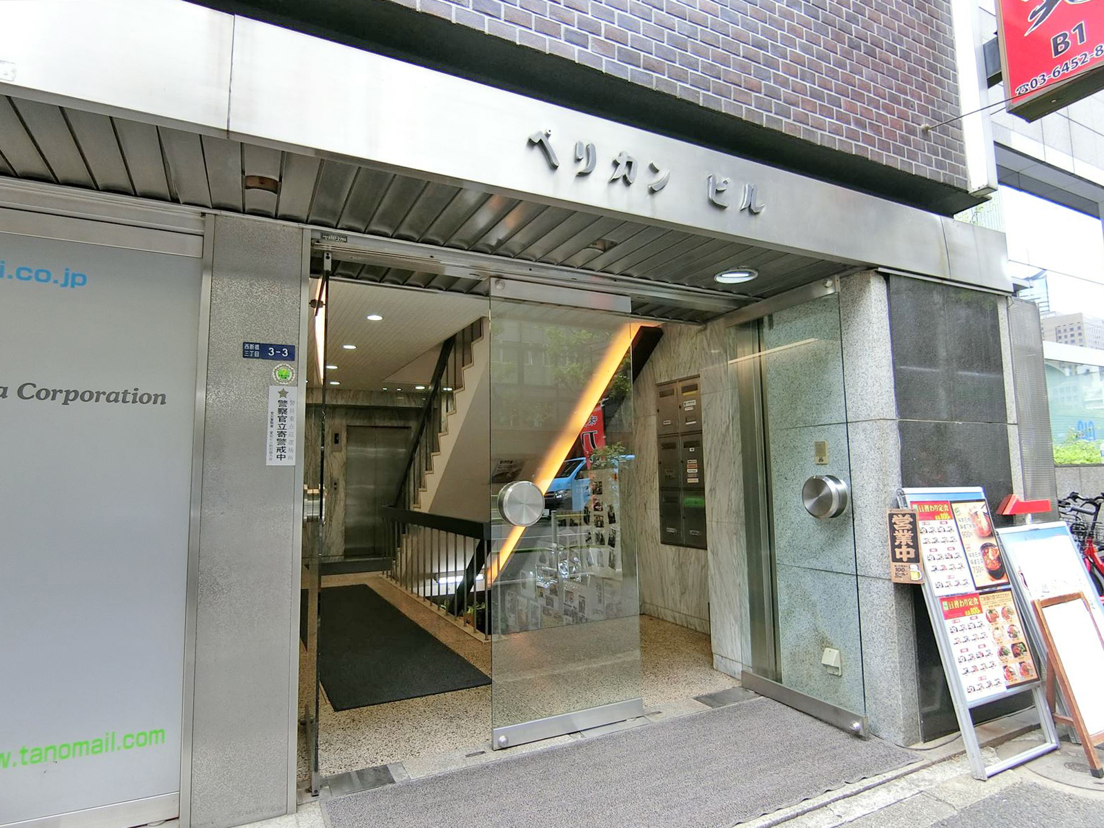 オフィスビル入口