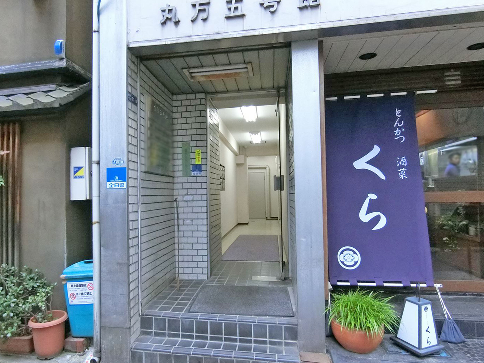 オフィスビル入口