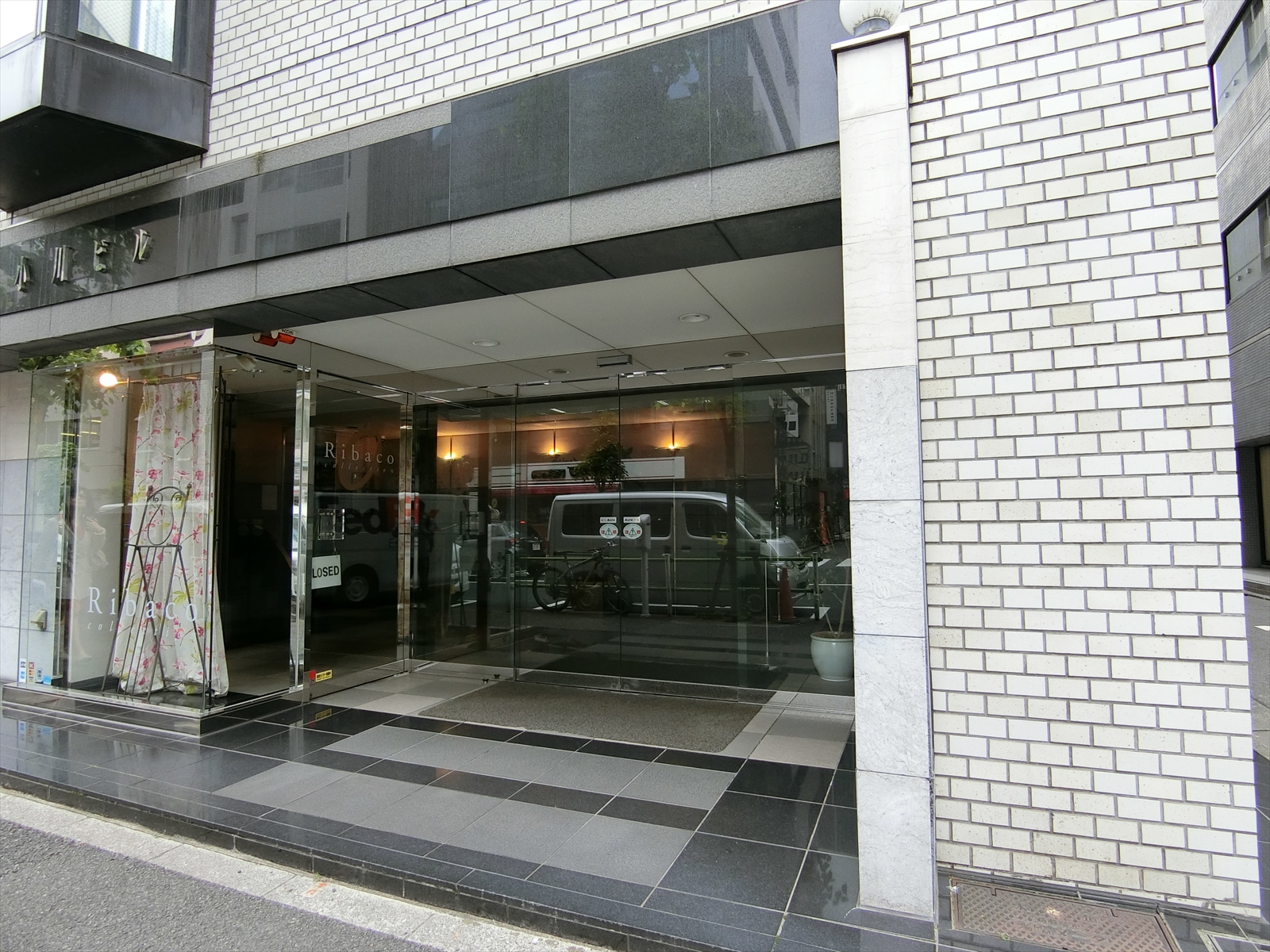 オフィスビル入口