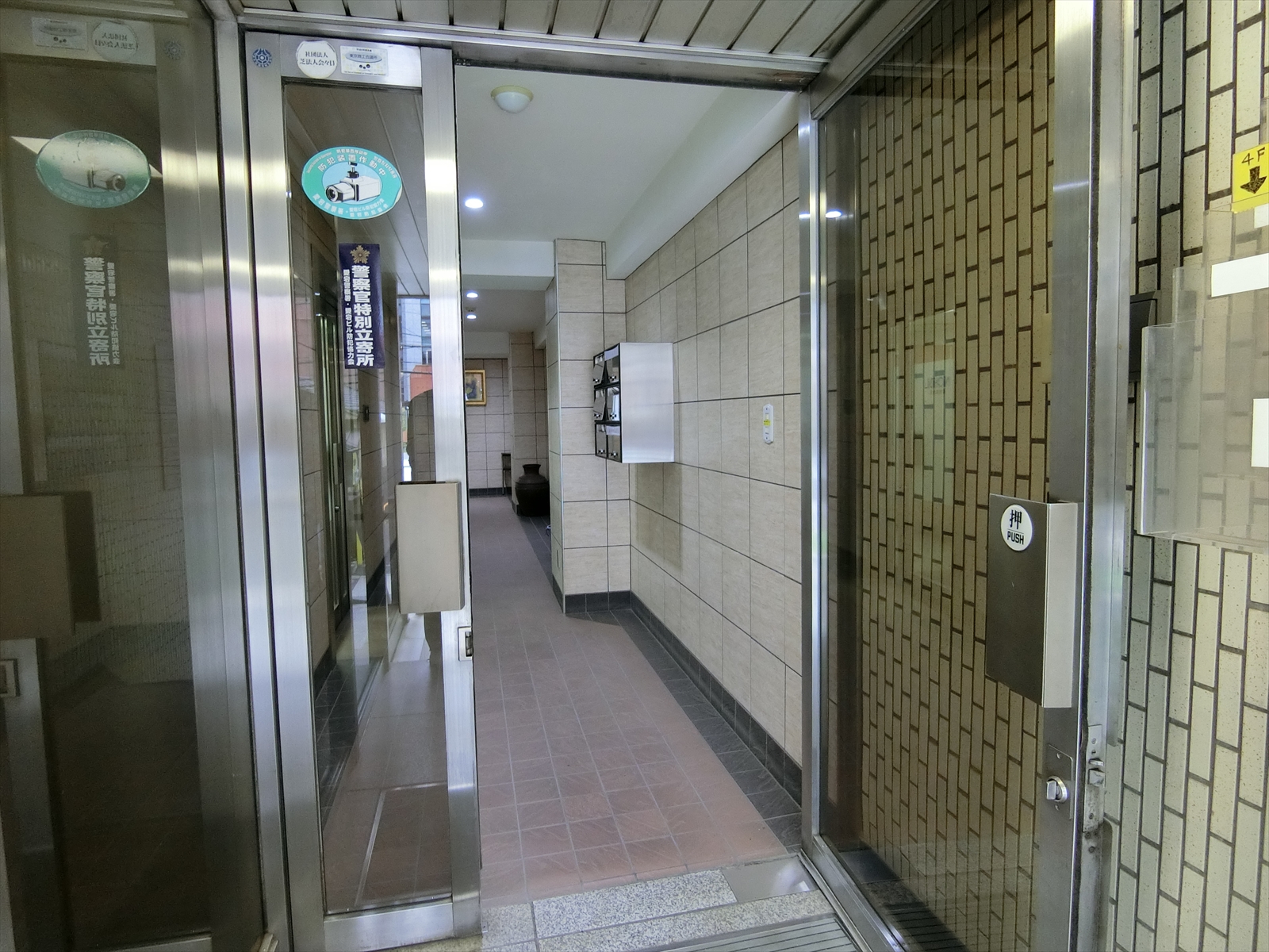 オフィスビル入口