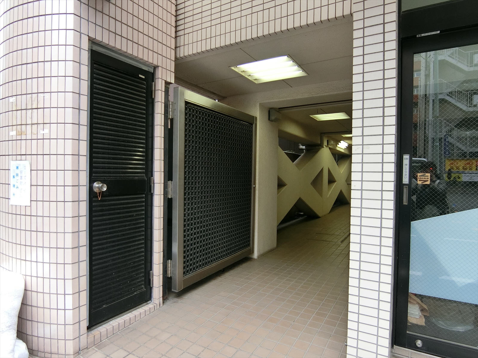 オフィスビル出入口