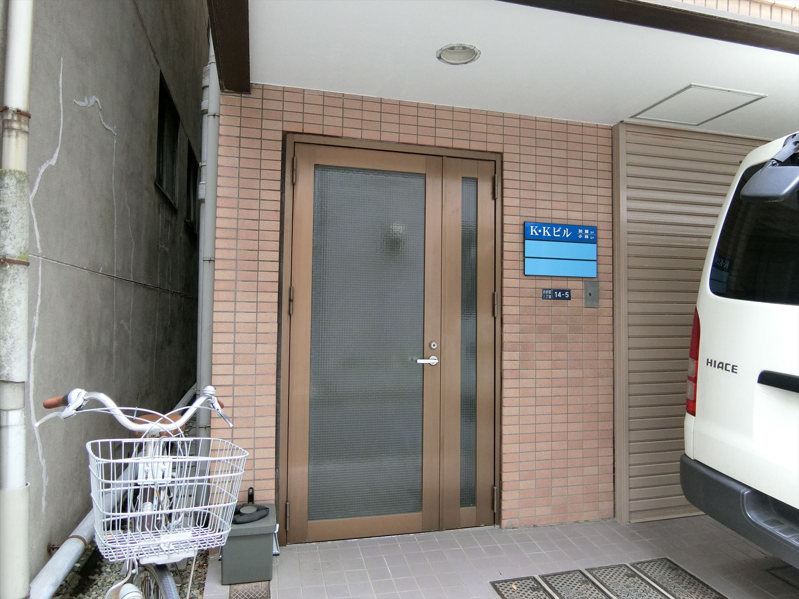 オフィスビル入口