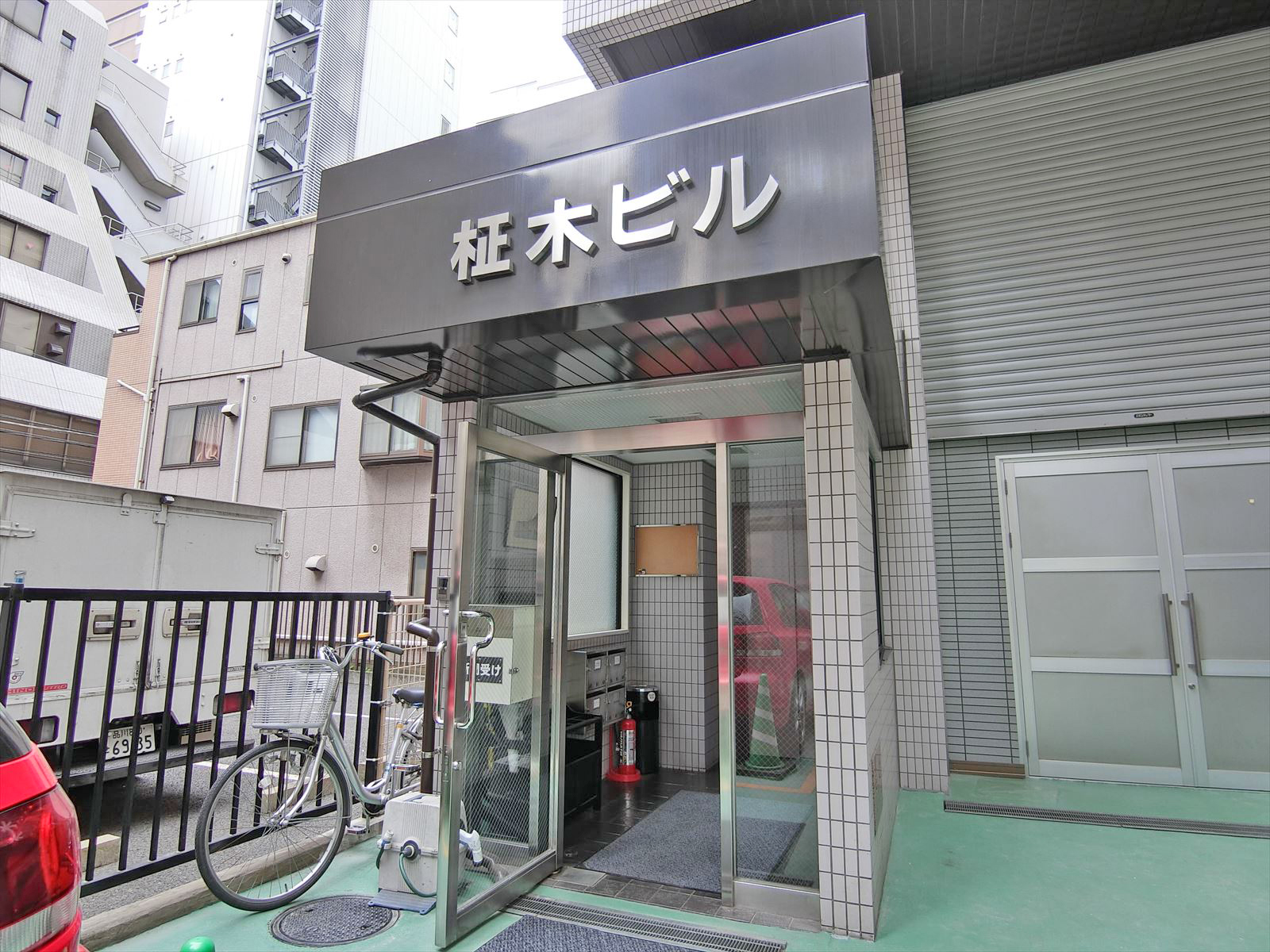 オフィスビル入口