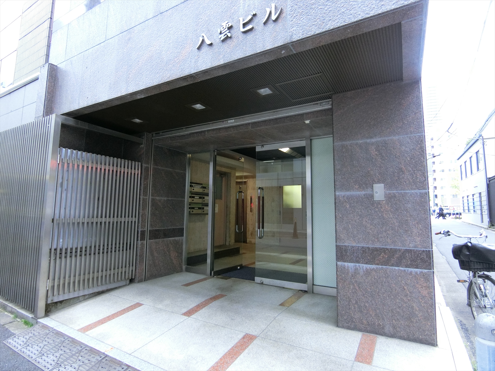オフィスビル入口