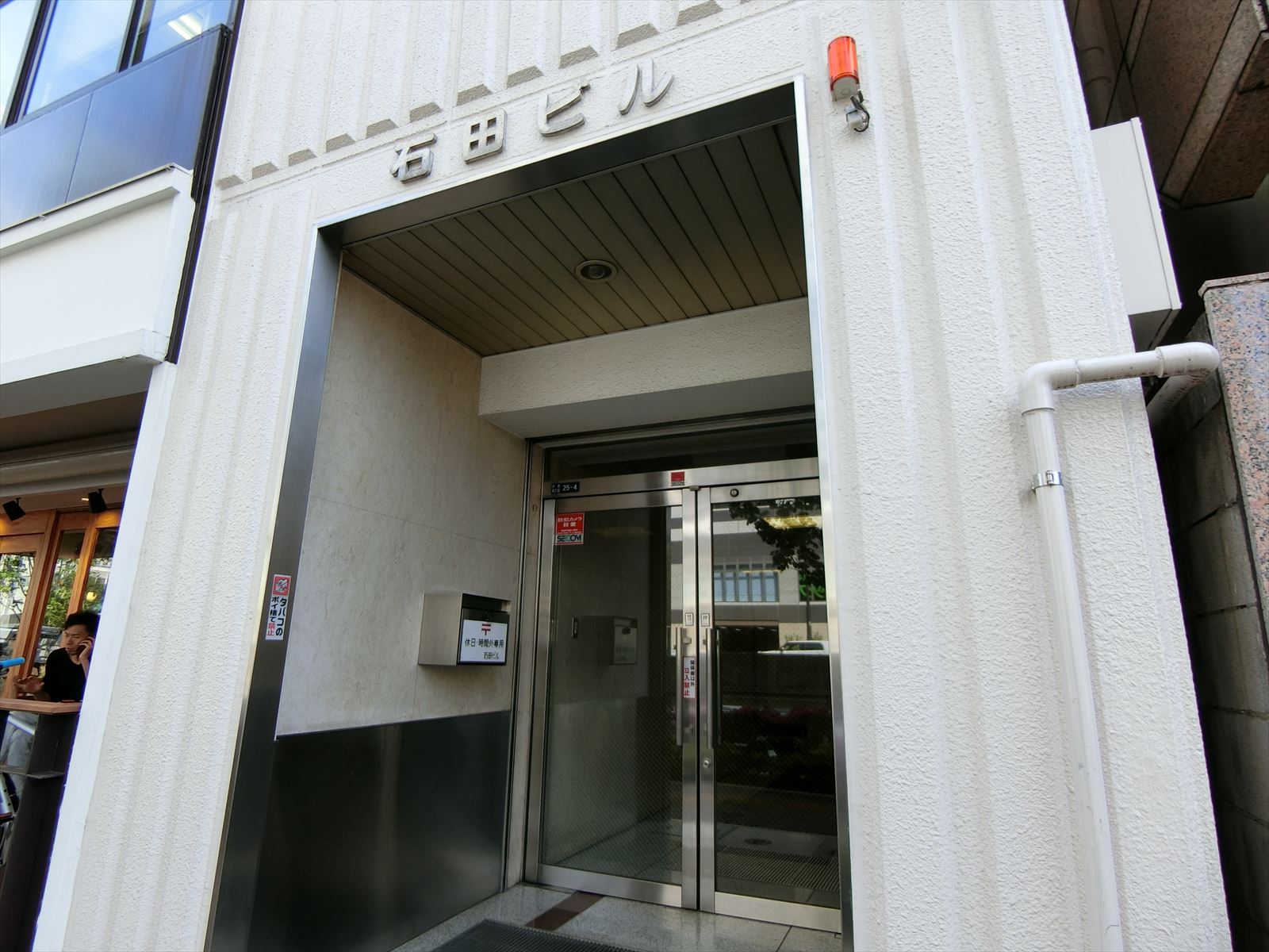 オフィスビル入口