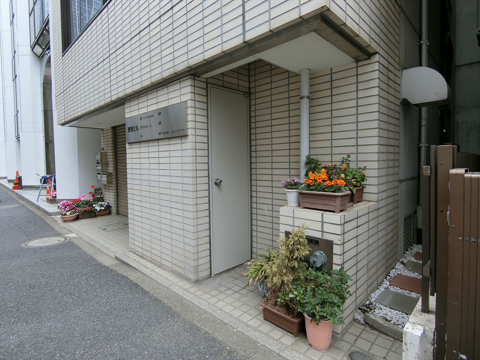 オフィスビル出入口付近