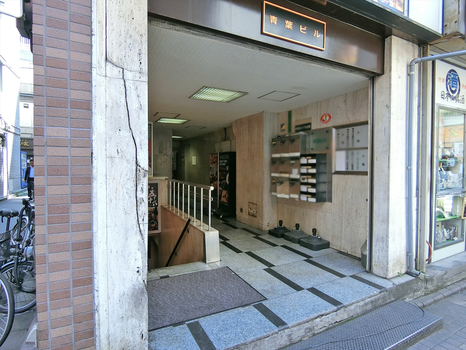 オフィスビル入口